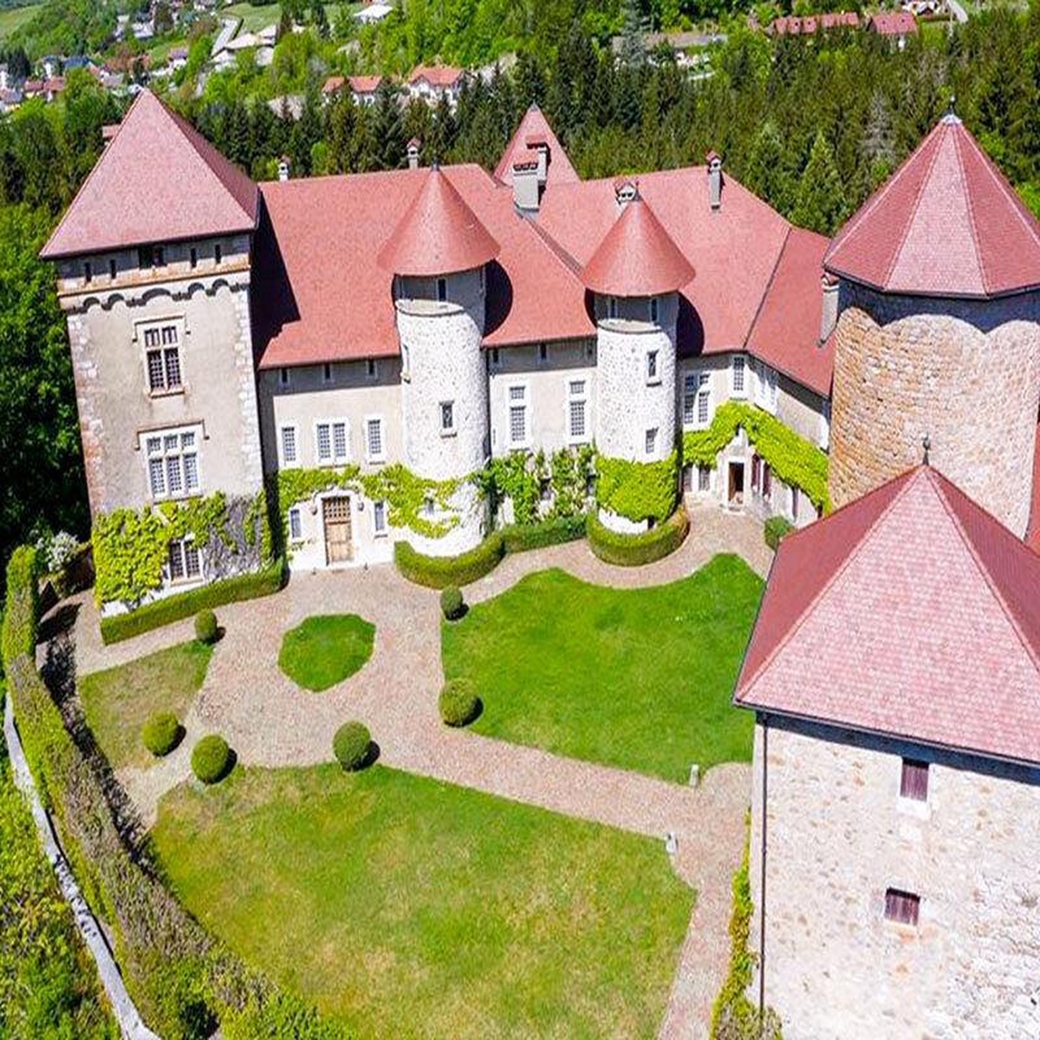 Voir la diapositive 4 : Smartbox Séjour de 2 jours en château 4* avec dîner 4 plats près d'Annecy - Coffret Cadeau Séjour