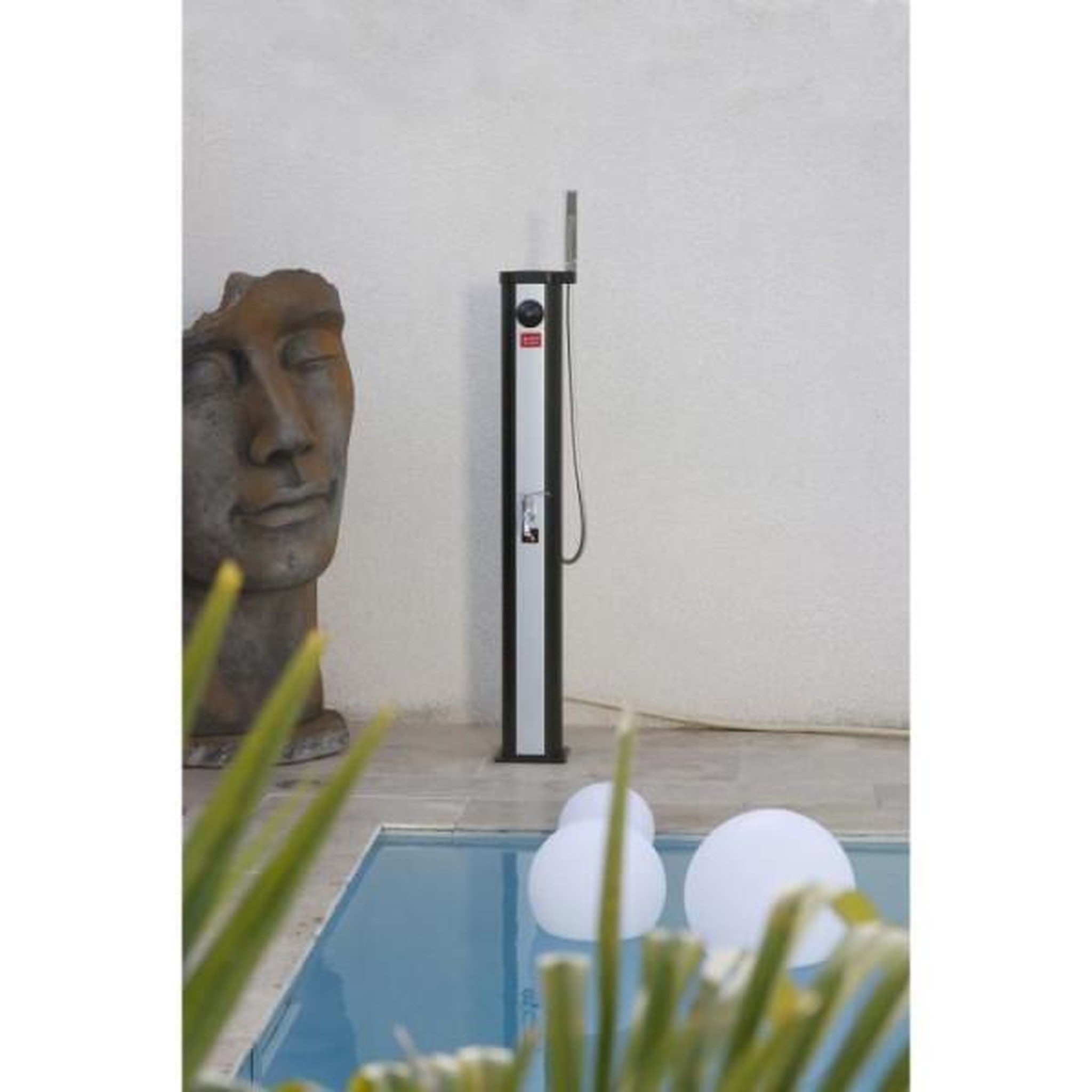 Voir la diapositive 2 : Ubbink Douche solaire d'extérieur Ubbink Solaris ELITE - Réservoir 18L - Mitigeur et douchette - Ø15 x H118 cm