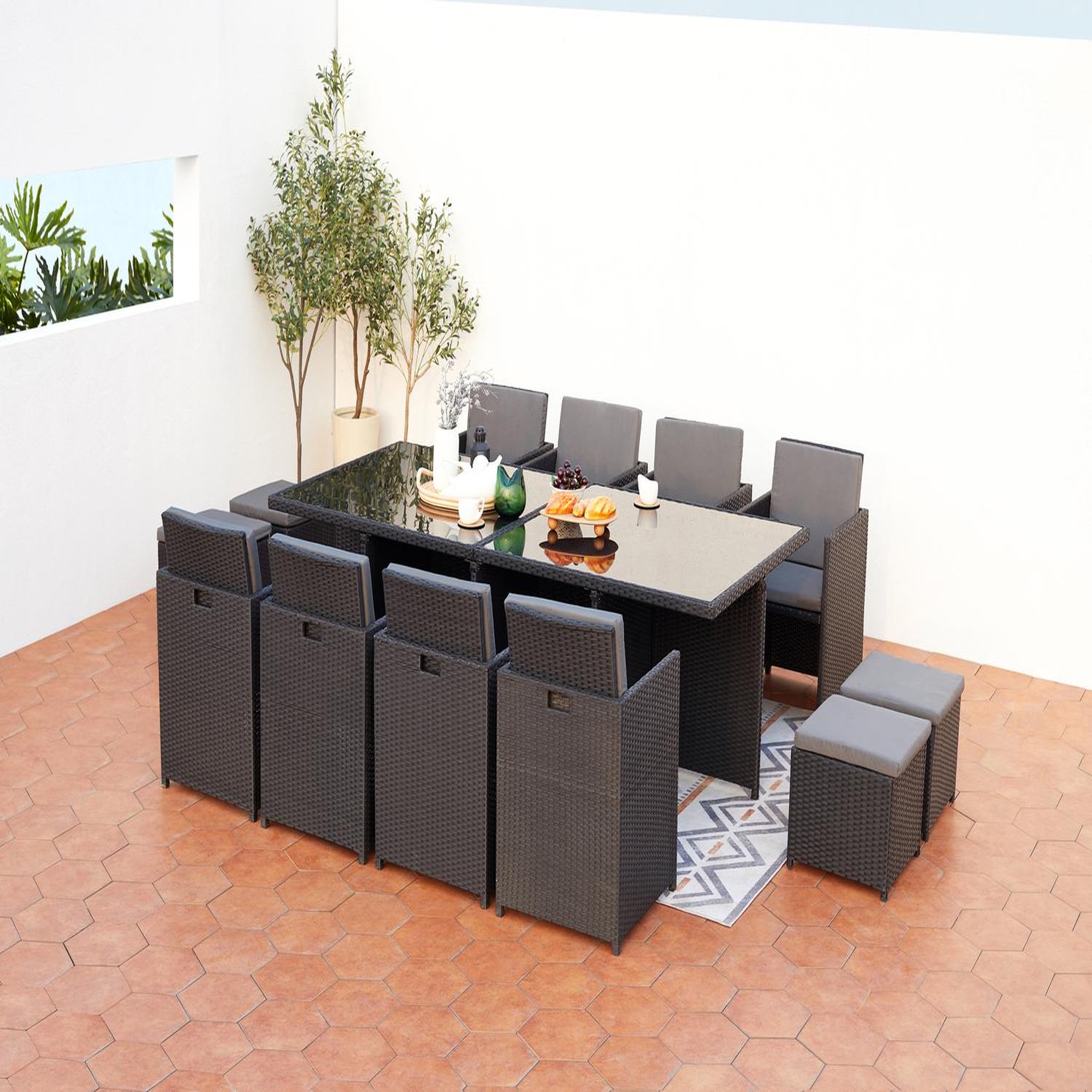 Voir la diapositive 2 : CONCEPT USINE Table et chaises 12 places encastrables en résine noir-gris monaco