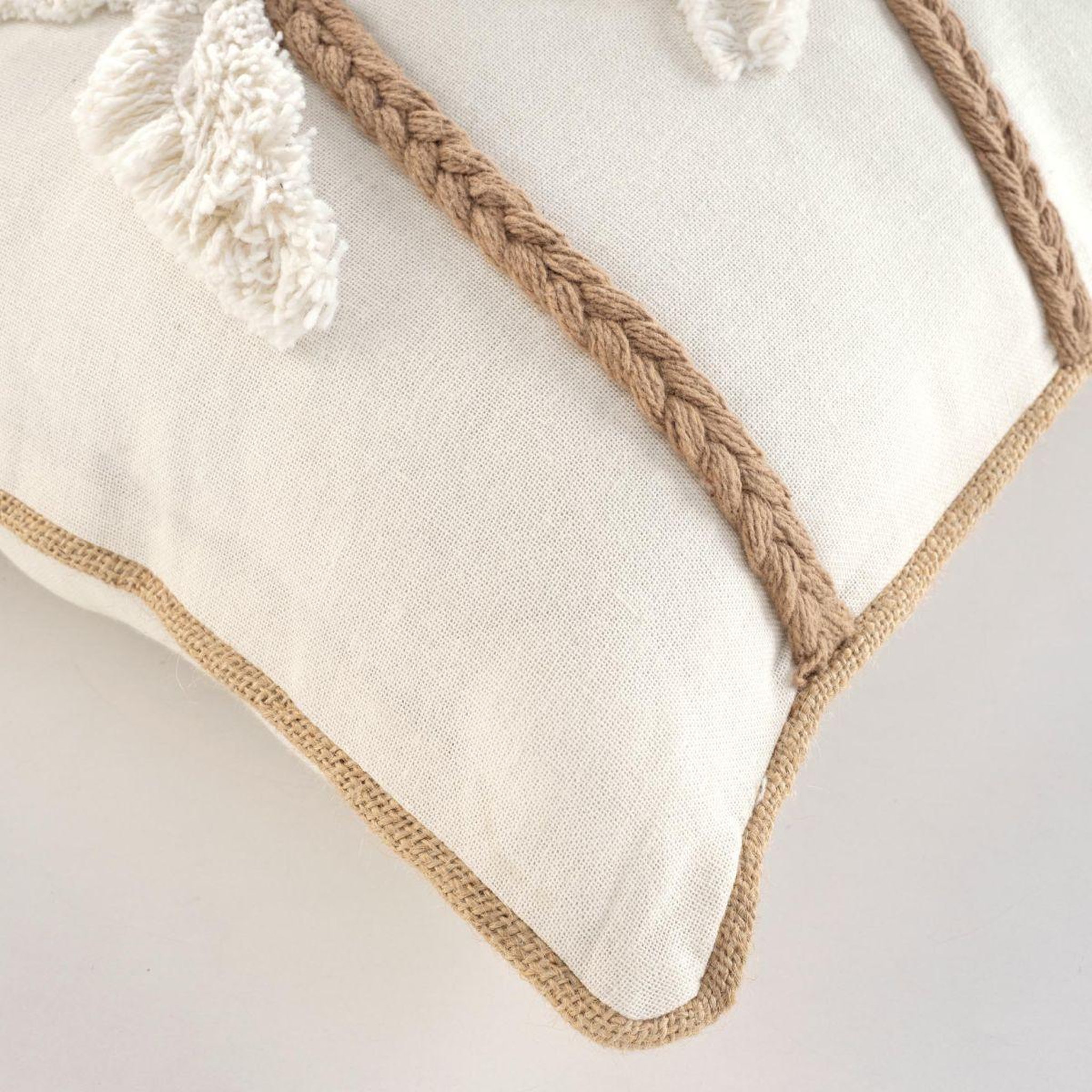 Voir la diapositive 3 : Douceur d'Intérieur Coussin déco tufté  sahara  30x50cm naturel