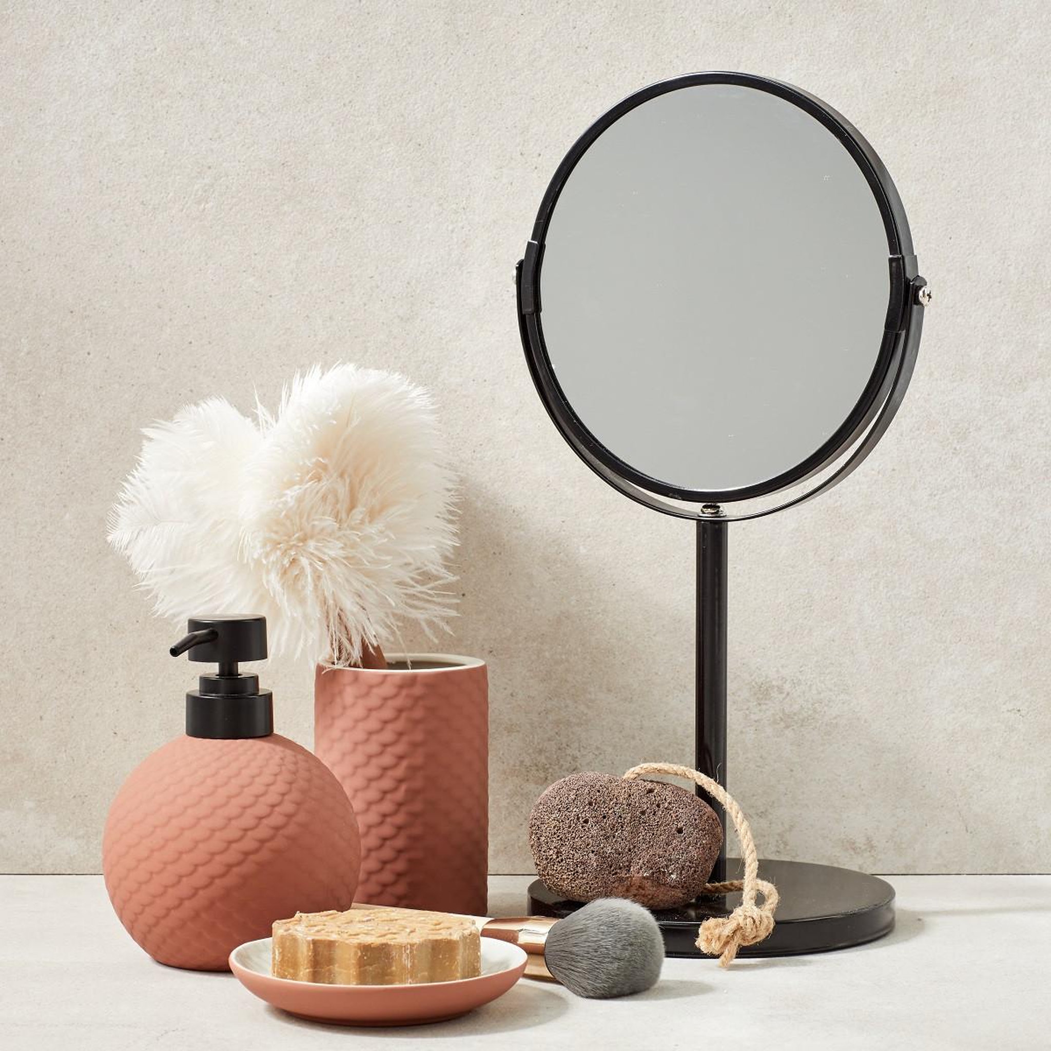 Voir la diapositive 3 : GUY LEVASSEUR Miroir grossissant en métal à poser