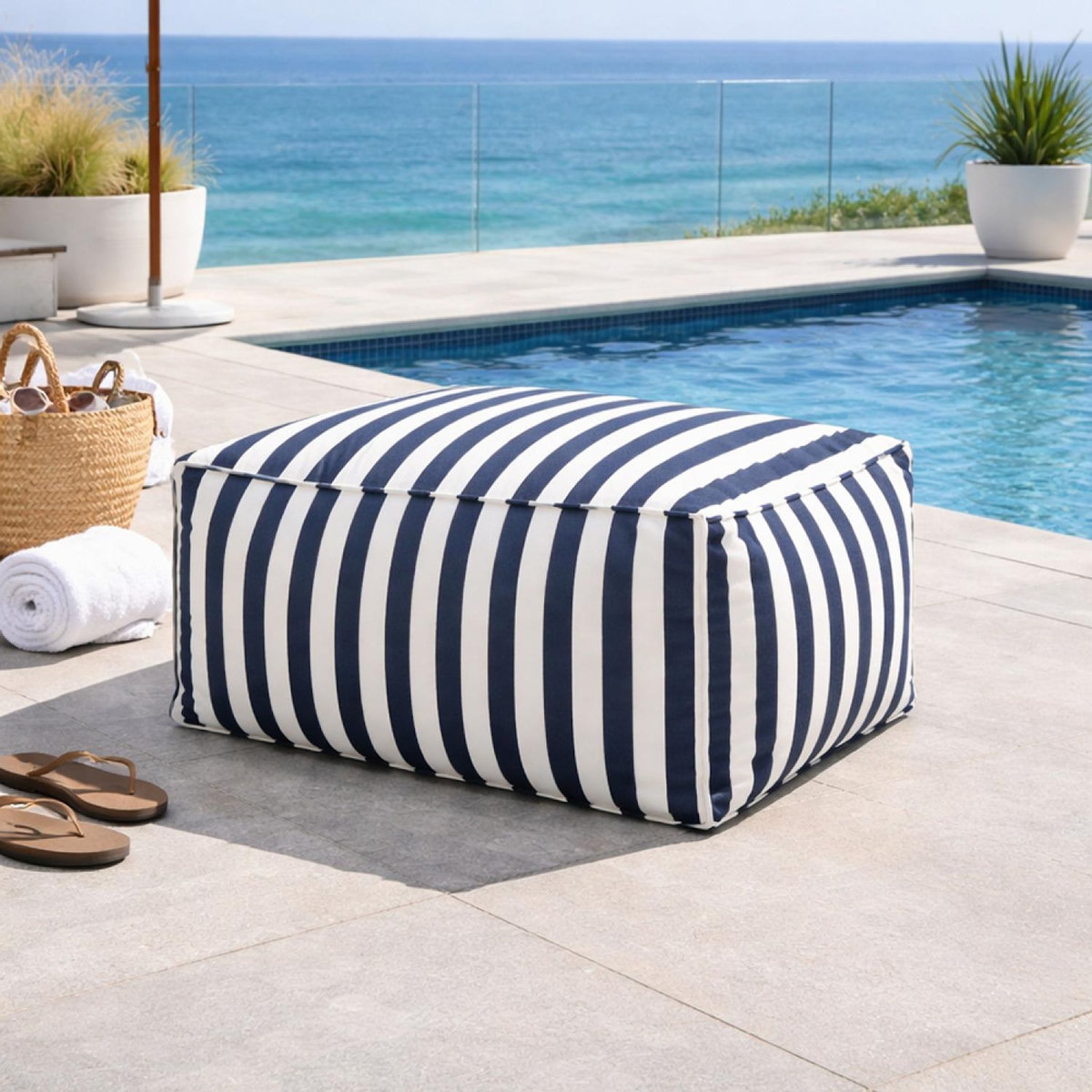 CONCEPT USINE Pouf d'extérieur rayé bleu déperlant et anti-UV – 55x65x35 cm POSITANO