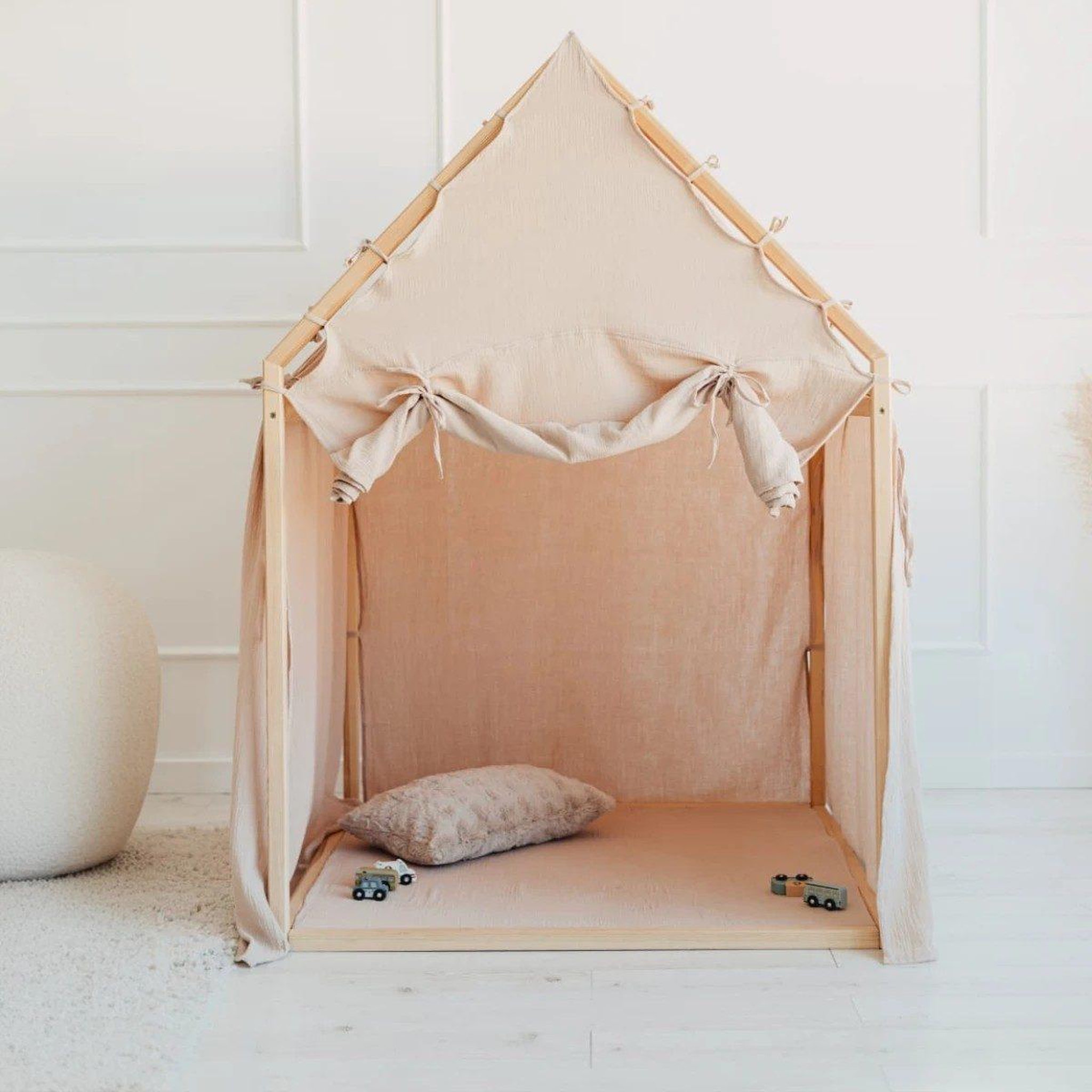 MONIO FOR KIDS Cabane de jeu en bois et mousseline 106 x 106 x 150 cm, store enroulable — Beige