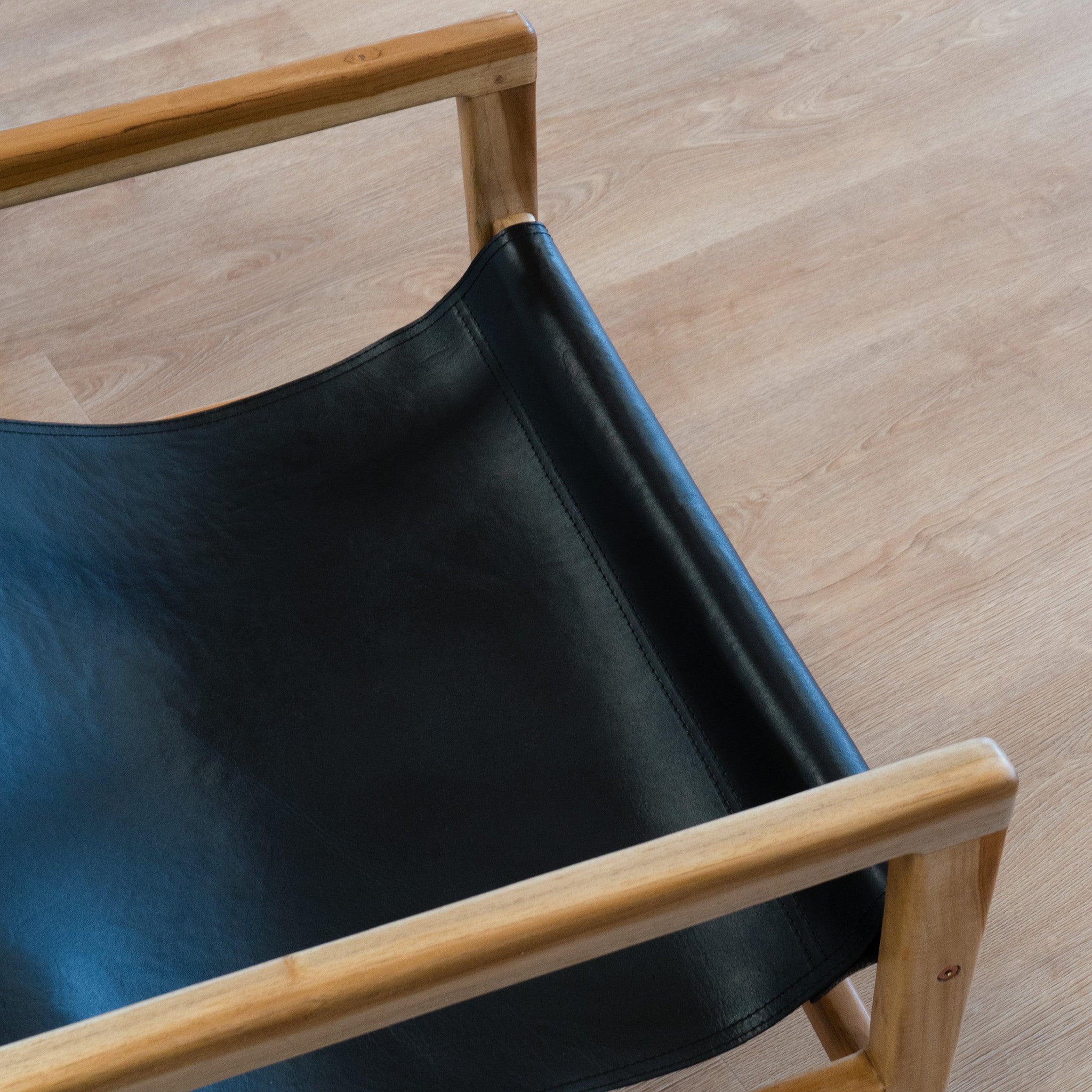 Voir la diapositive 3 : MAISON PAVANE Fauteuil lounge en teck et cuir de vachette noir-apache