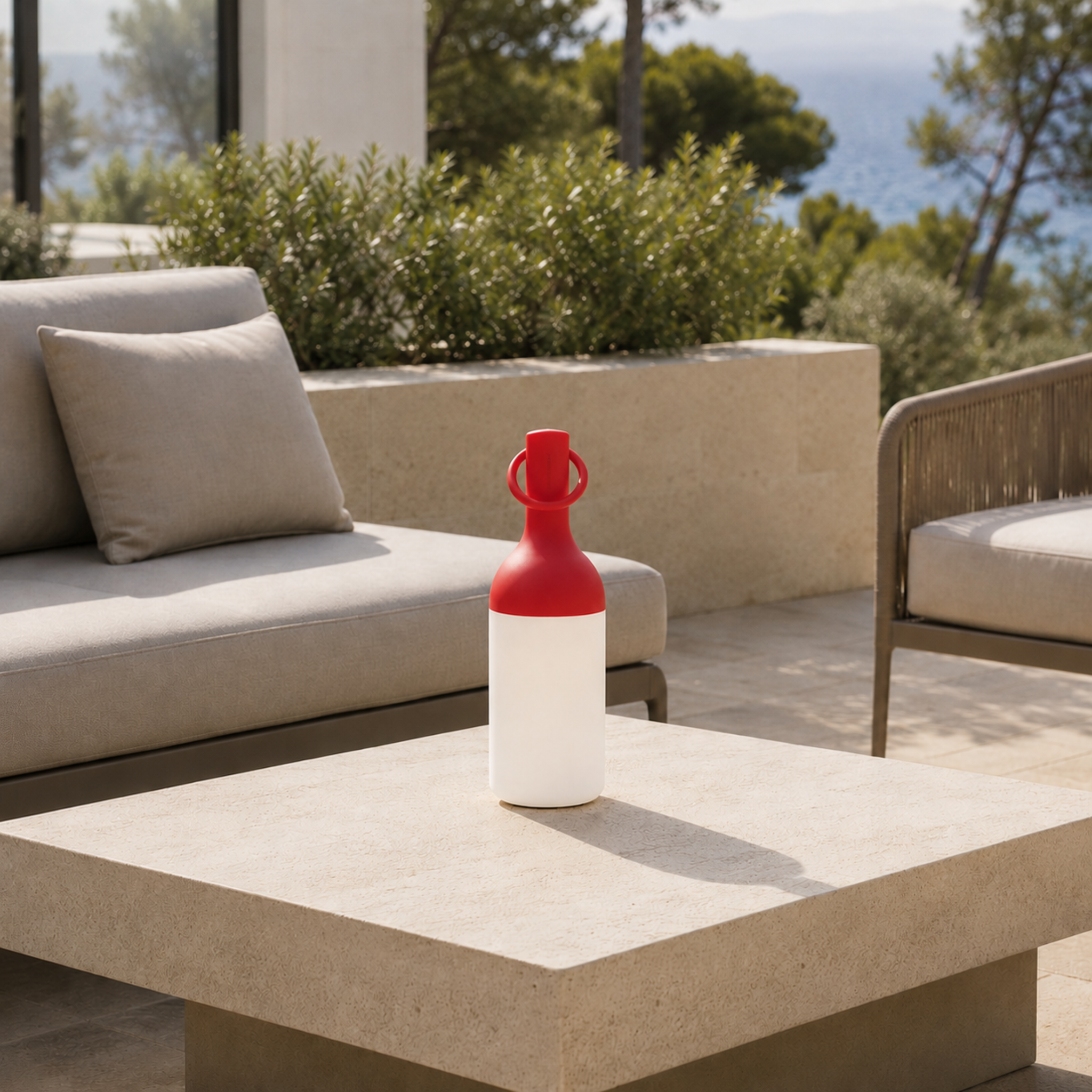 Voir la diapositive 2 : MAISON PAVANE Lampe nomade en plastique rouge-elo