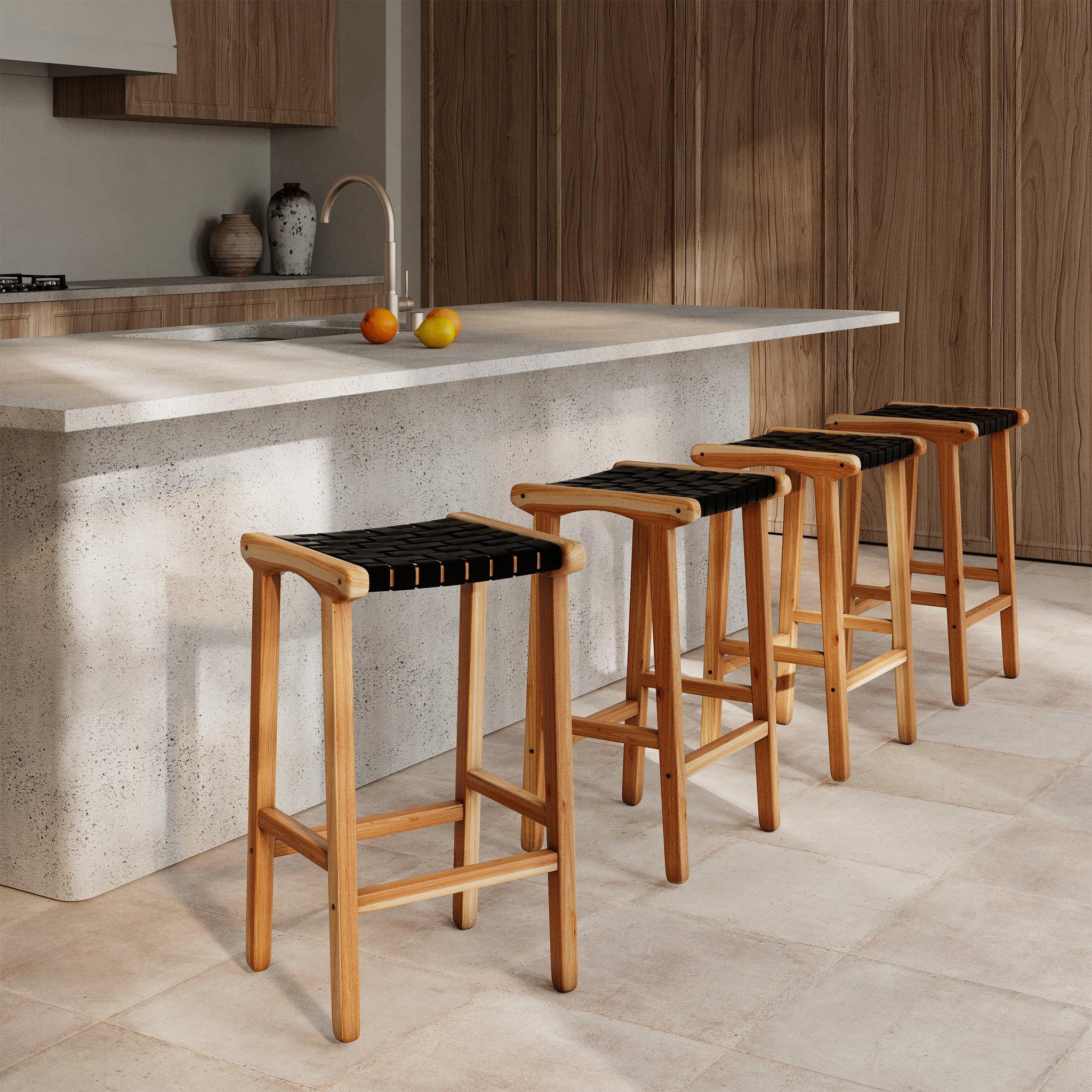 Voir la diapositive 6 : MAISON PAVANE Tabouret pour îlot central 68 cm en teck et cuir tressé noir-kuna