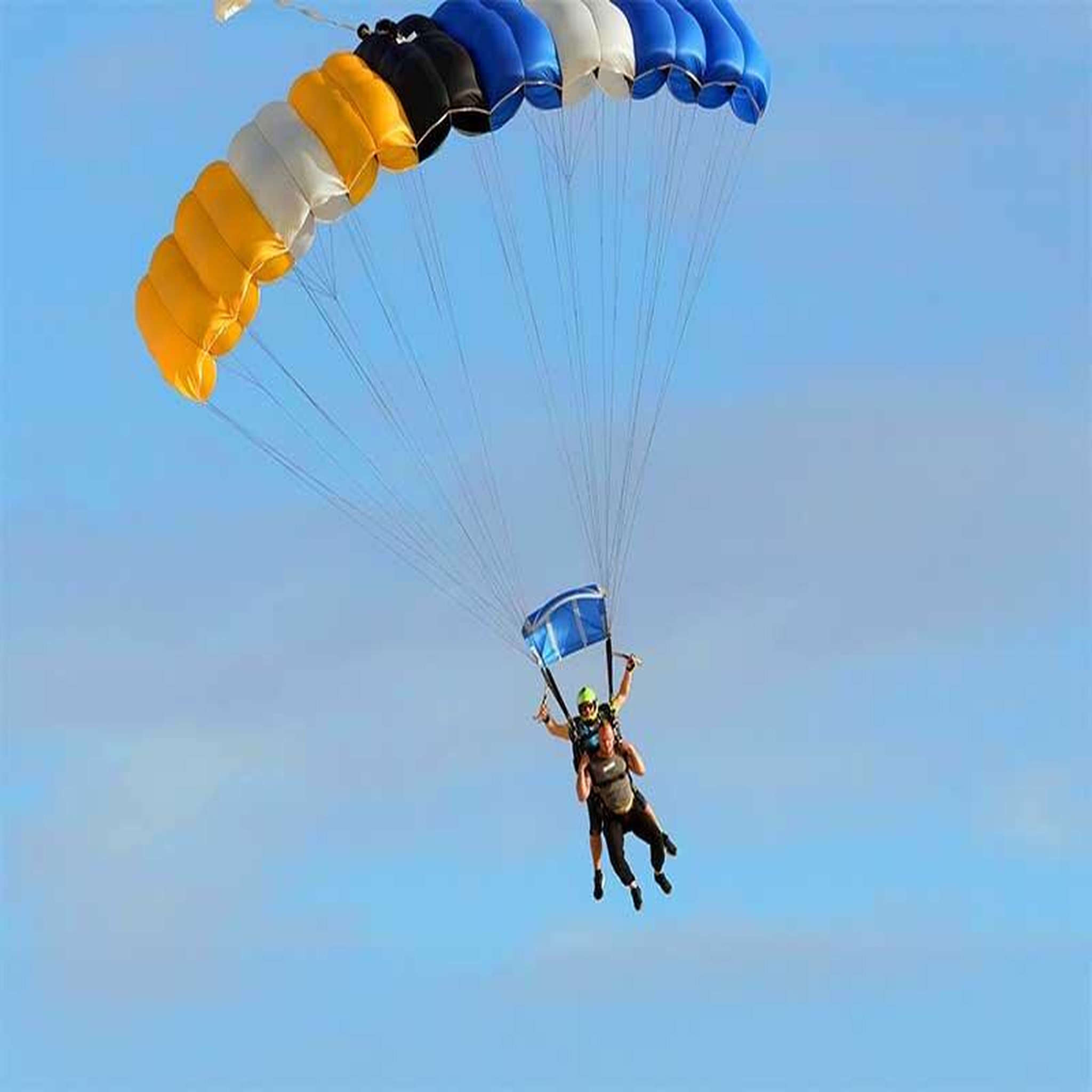Voir la diapositive 2 : Smartbox Saut en parachute tandem au-dessus des pyrénées à argelès-sur-mer - coffret cadeau sport & aventure