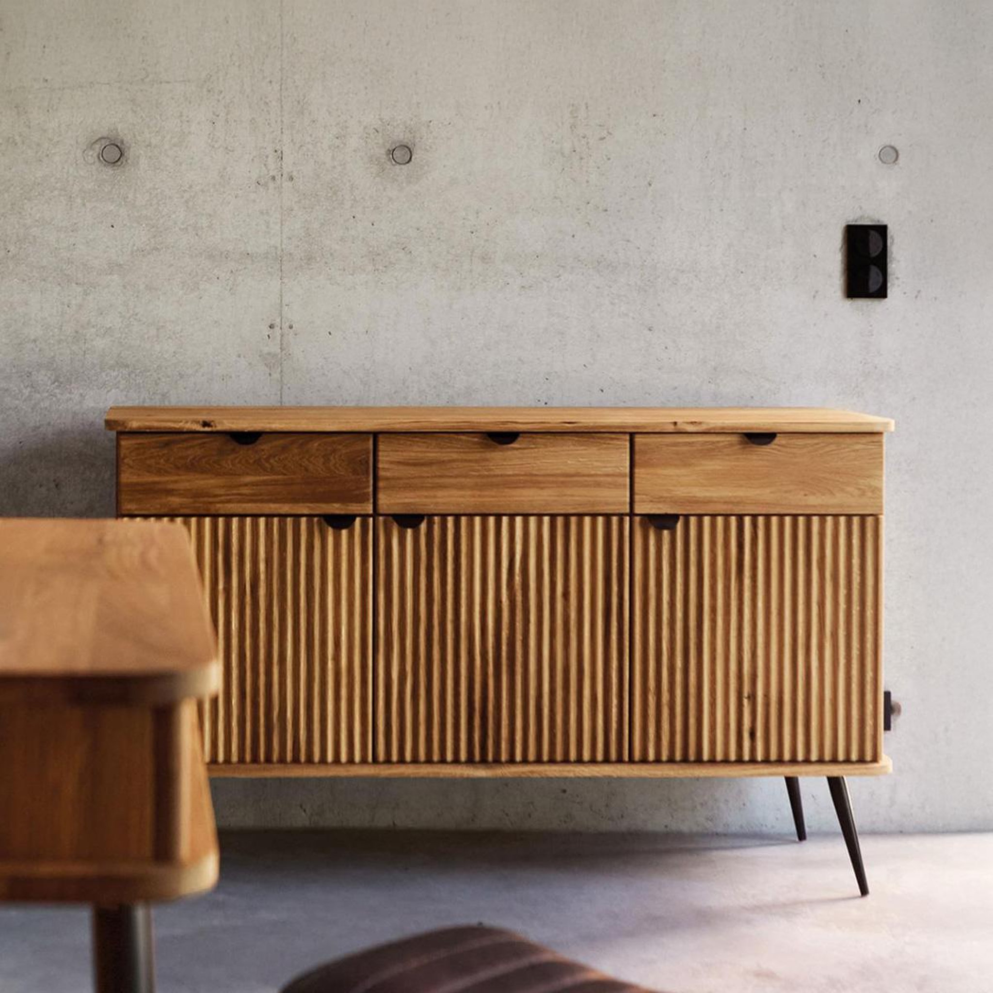 Voir la diapositive 3 : MAISON AUBERTIN Buffet bois hêtre 3 portes amalfi 144x46 cm - bois foncé