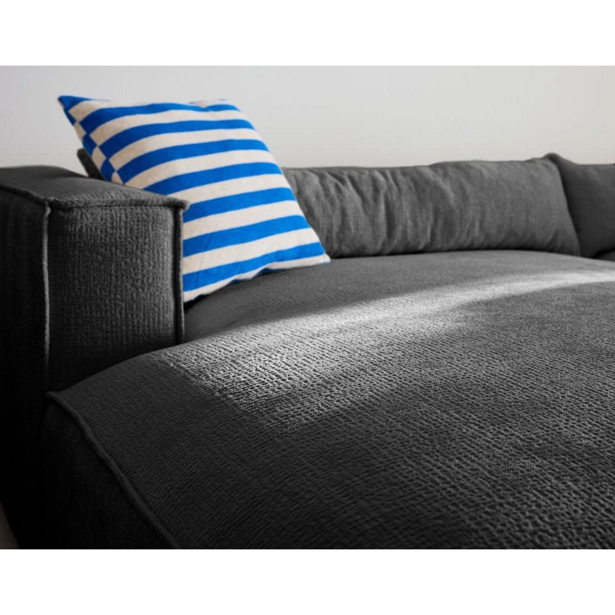 LISA DESIGN Ela - canapé d'angle gauche 4 places - en tissu velours relief