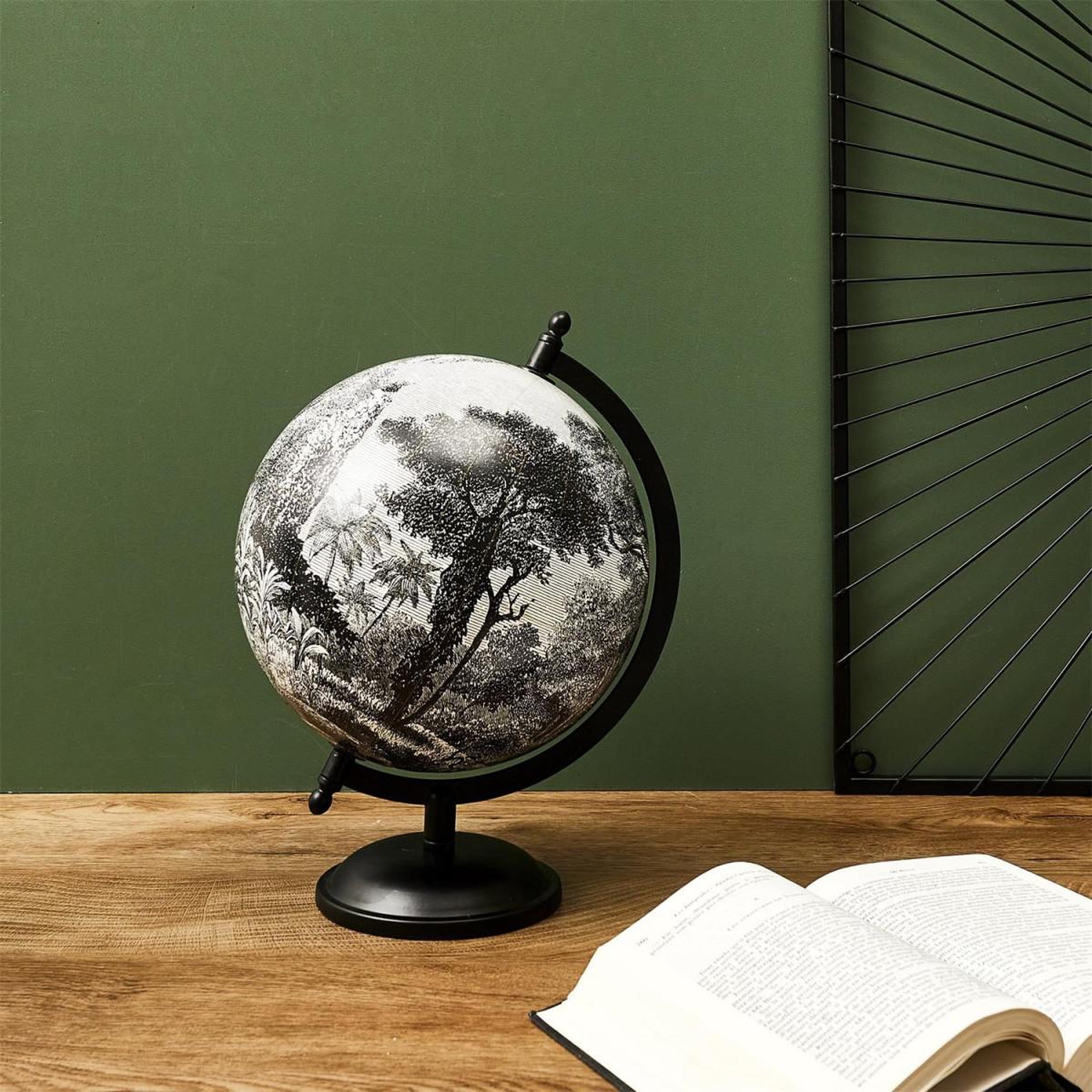 Voir la diapositive 3 : The Home Deco Factory Globe terrestre  black forest  31cm noir & blanc