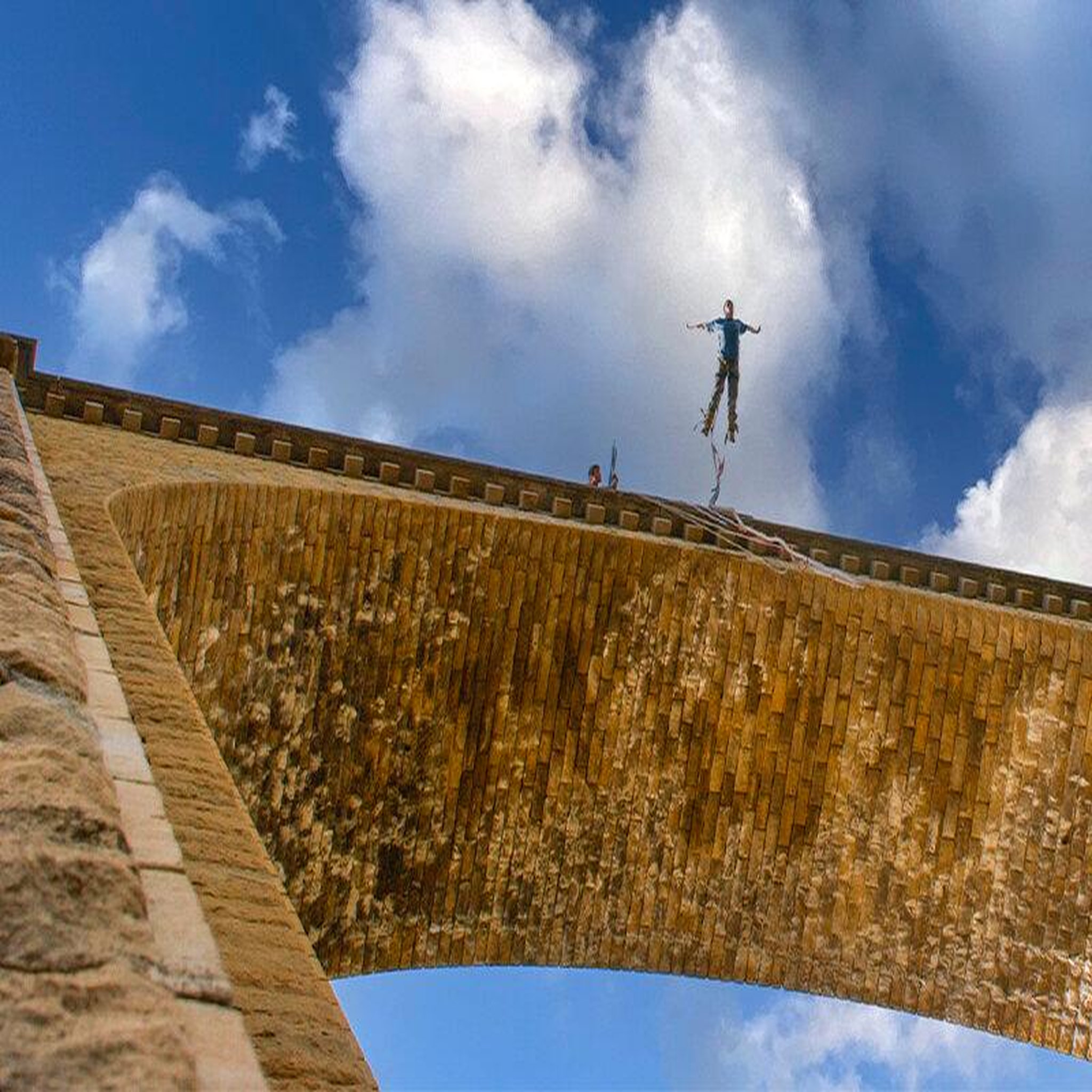 Voir la diapositive 4 : Smartbox Saut à l'élastique pour 2 au viaduc de l'isle jourdain dans la vienne - coffret cadeau sport & aventure