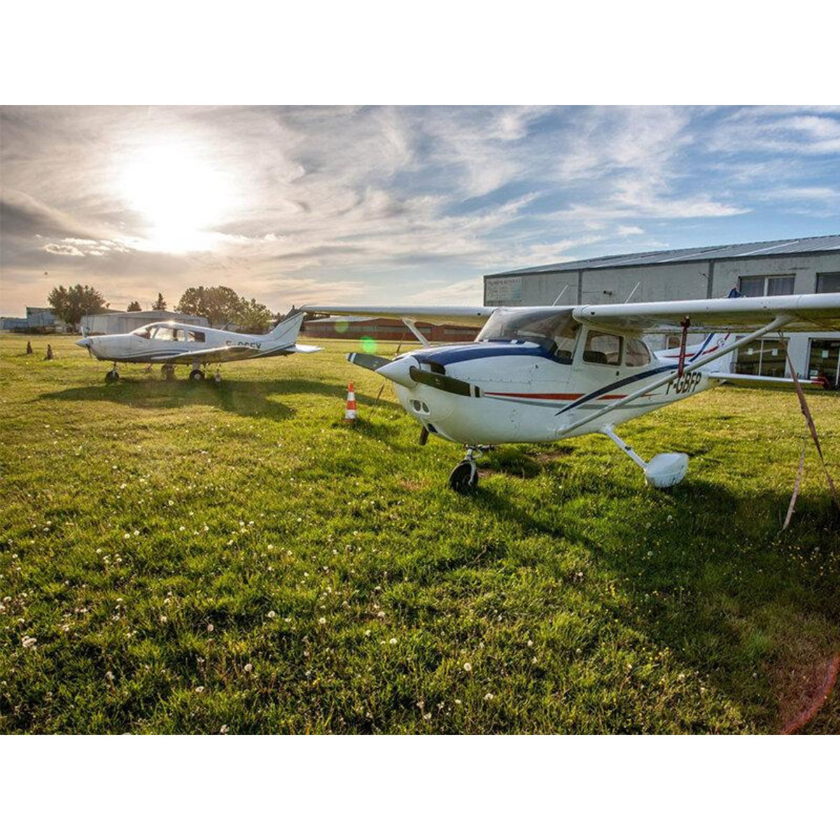 Smartbox Vol d'initiation de 20 min en duo avec prise de commandes près de Paris - Coffret Cadeau Sport & Aventure