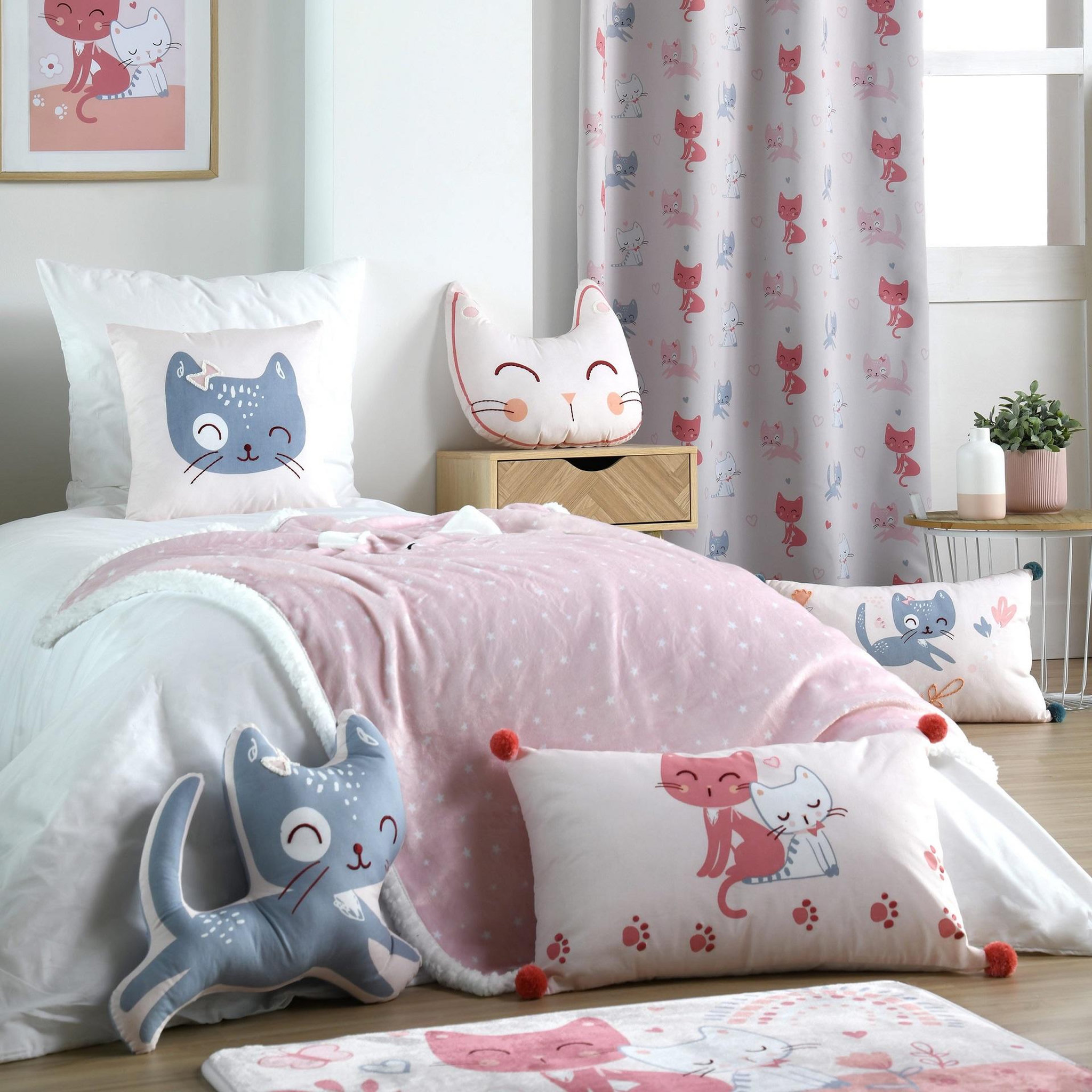 Voir la diapositive 3 : Eden Coussin zoeline tete de chat design et moderne