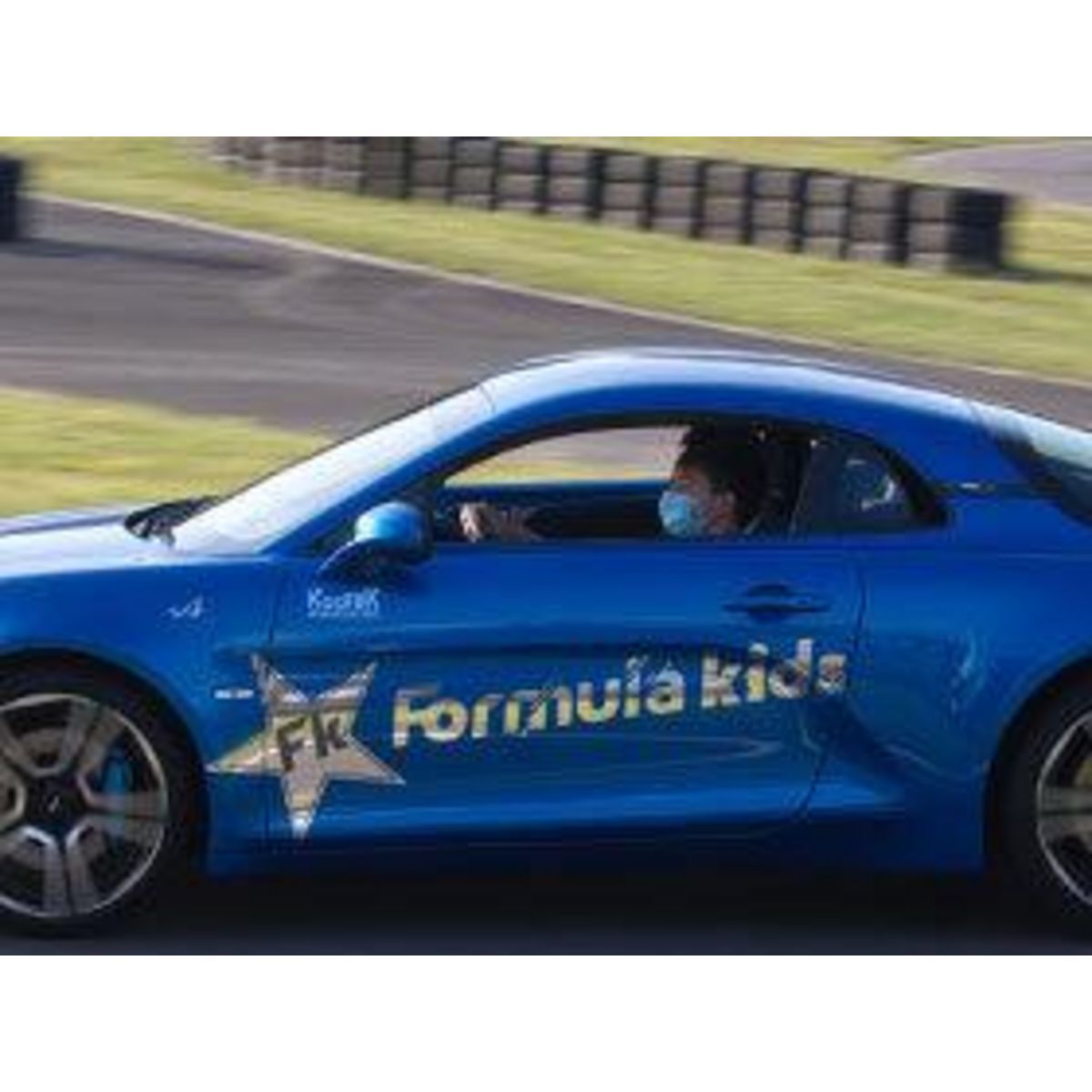 Smartbox Stage pilotage enfant : 3 tours de circuit au volant d'une Alpine A110 - Coffret Cadeau Sport & Aventure