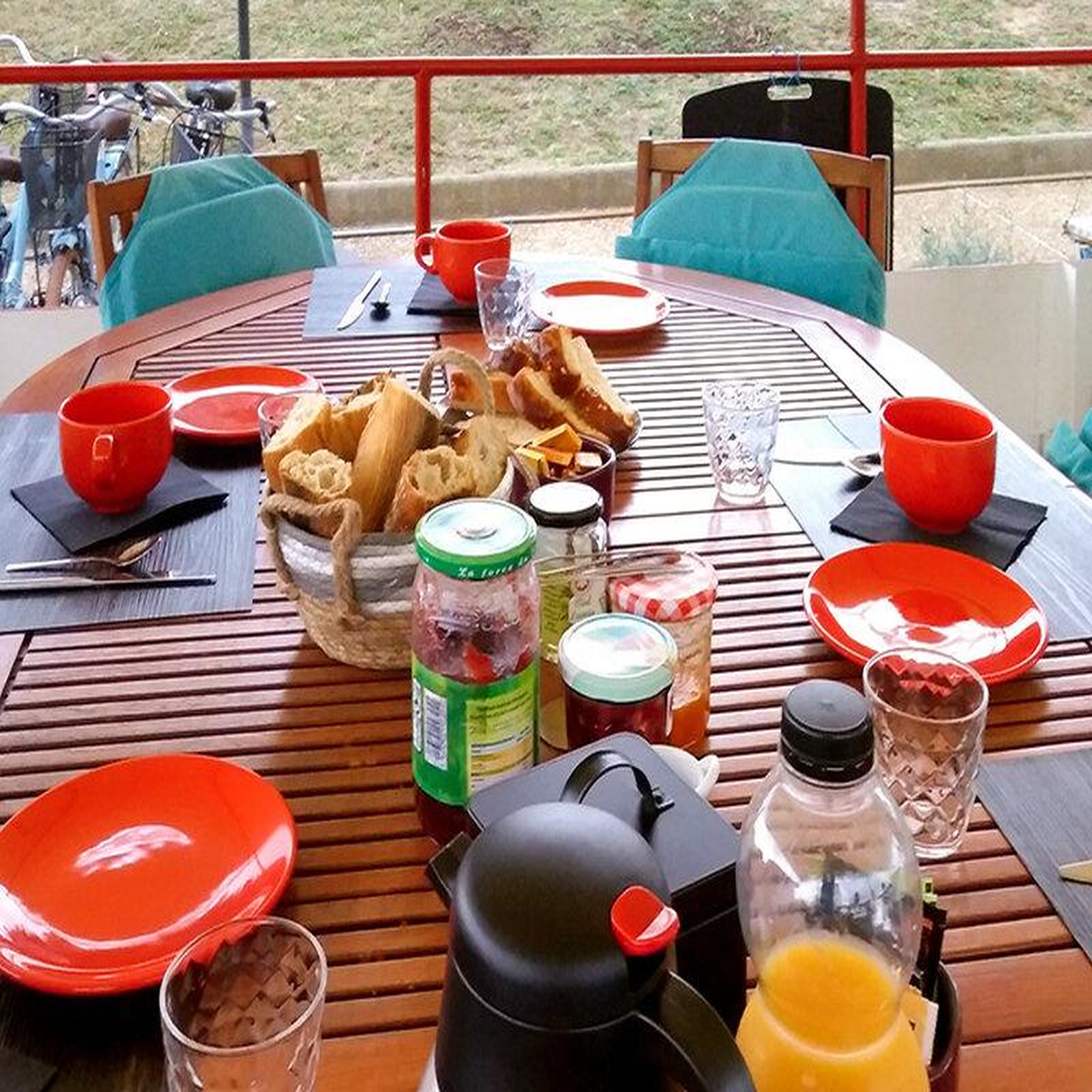 Voir la diapositive 4 : Smartbox 2 jours insolites sur le canal du rhône à bord d'une péniche avec verre de bienvenue - coffret cadeau séjour