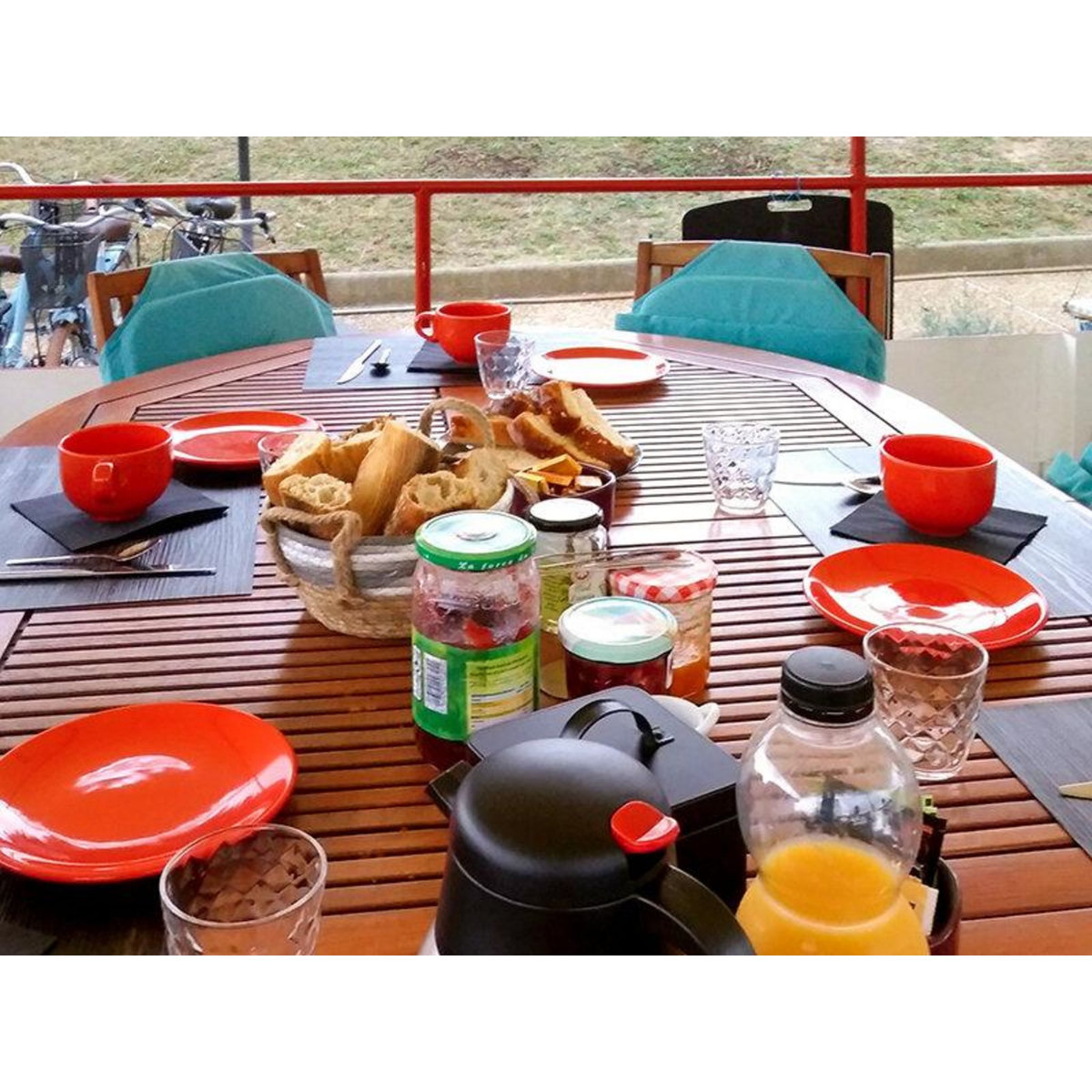 Smartbox 2 jours insolites sur le canal du Rhône à bord d'une péniche avec verre de bienvenue - Coffret Cadeau Séjour