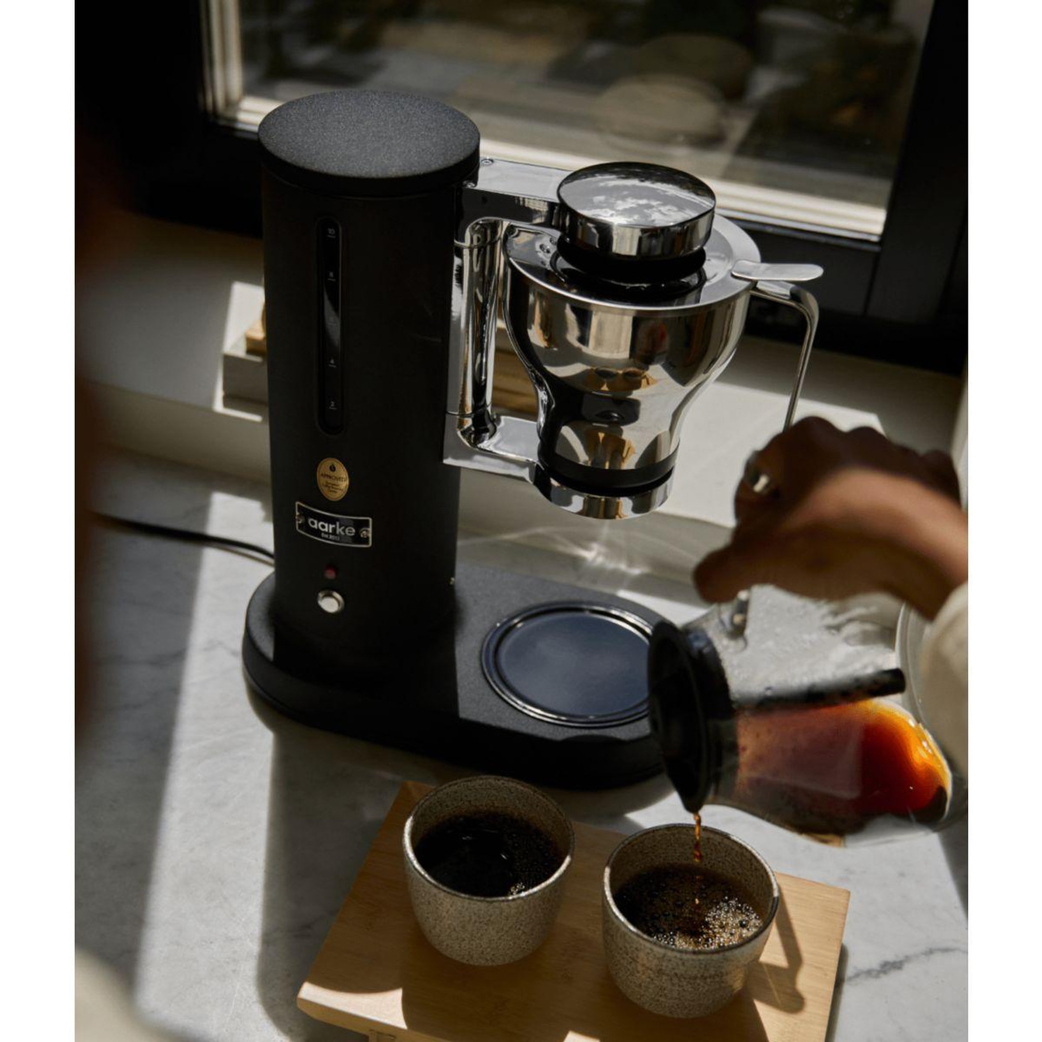 Voir la diapositive 5 : AARKE Cafetière filtre noir mat aaa1301