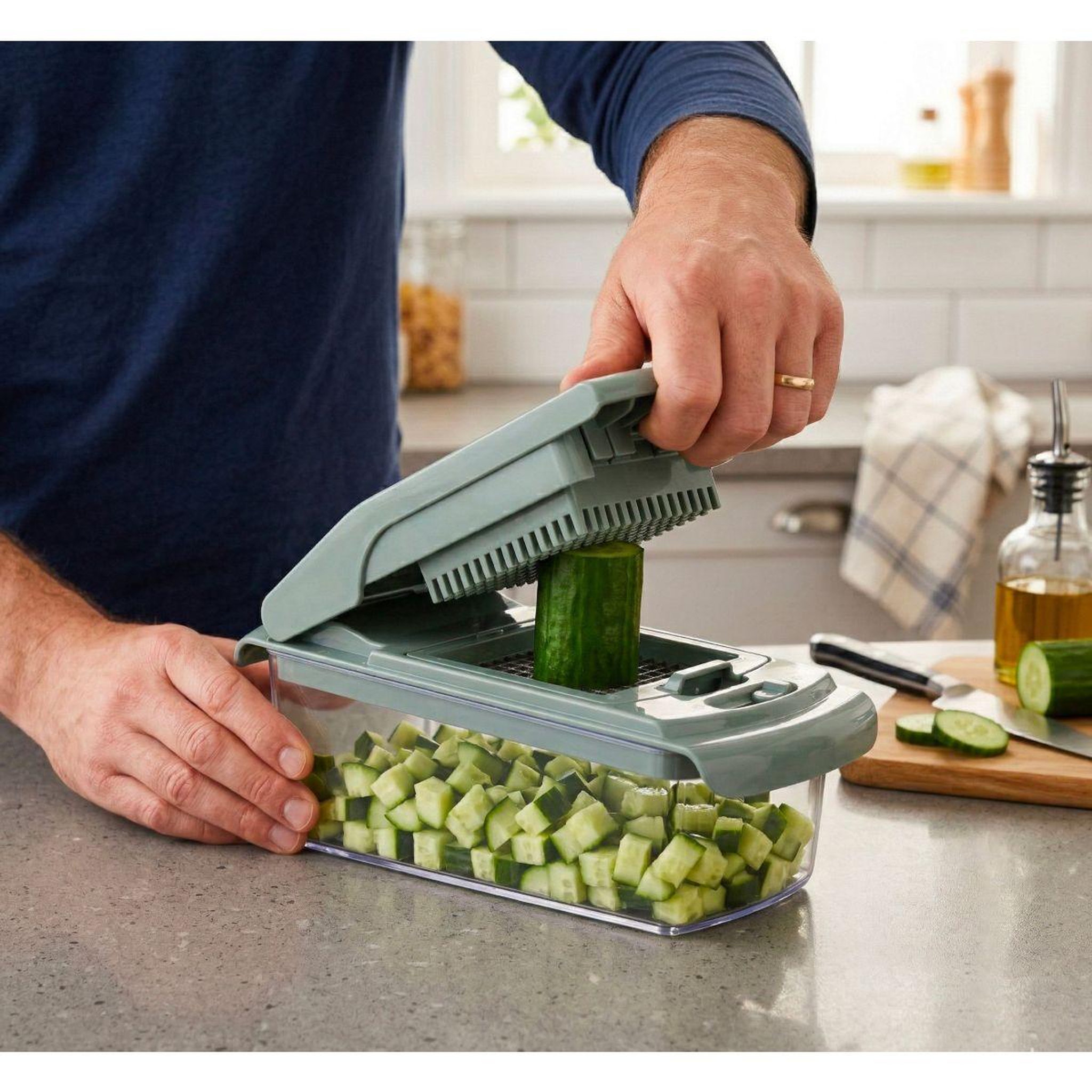 Voir la diapositive 2 : ESSENTIEL B Mandoline multifonction avec recipient vert sauge