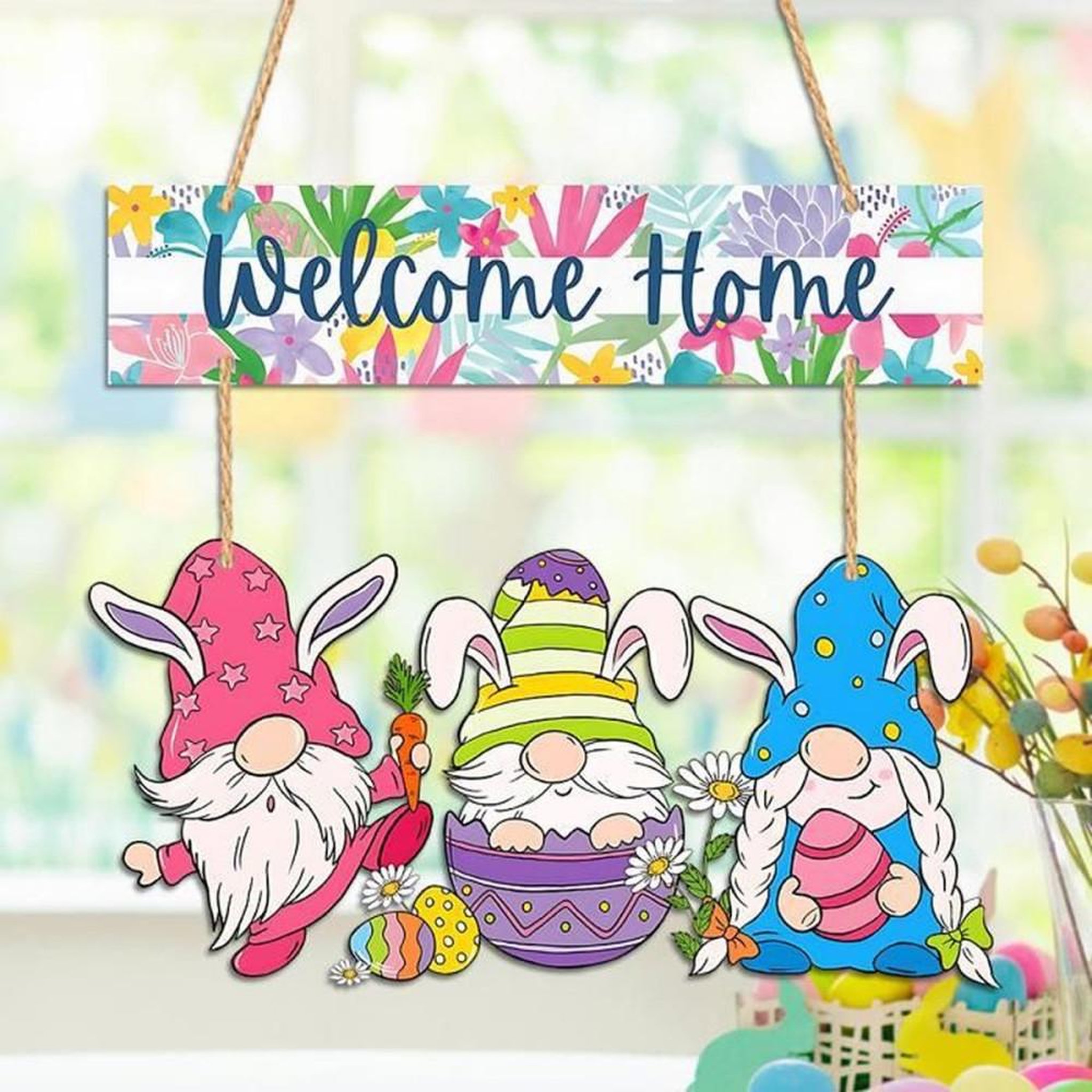 Voir la diapositive 3 : Panneau de décoration suspendu en bois massif pour Pâques avec message « Welcome Home » et 2 gnomes