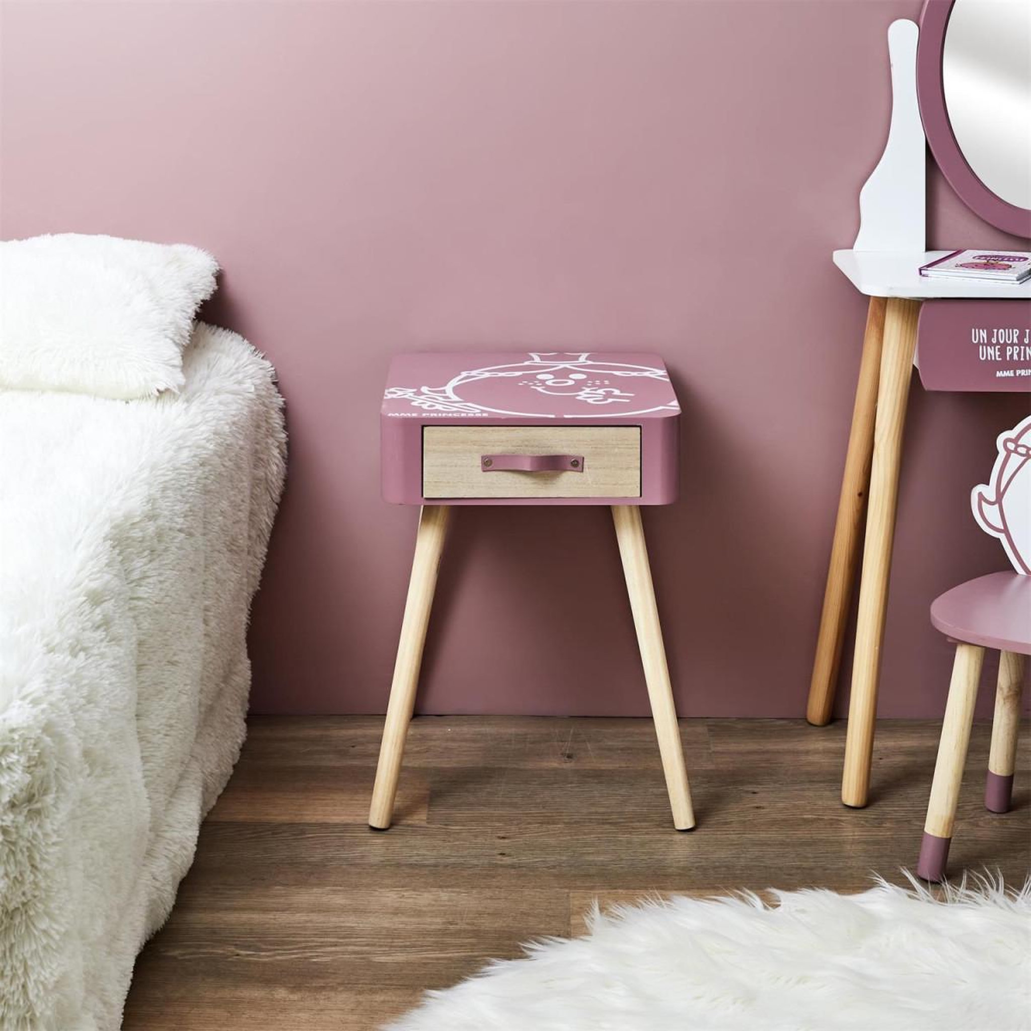 Voir la diapositive 5 : The Home Deco Factory Table de Chevet  Madame Princesse  48cm Rose
