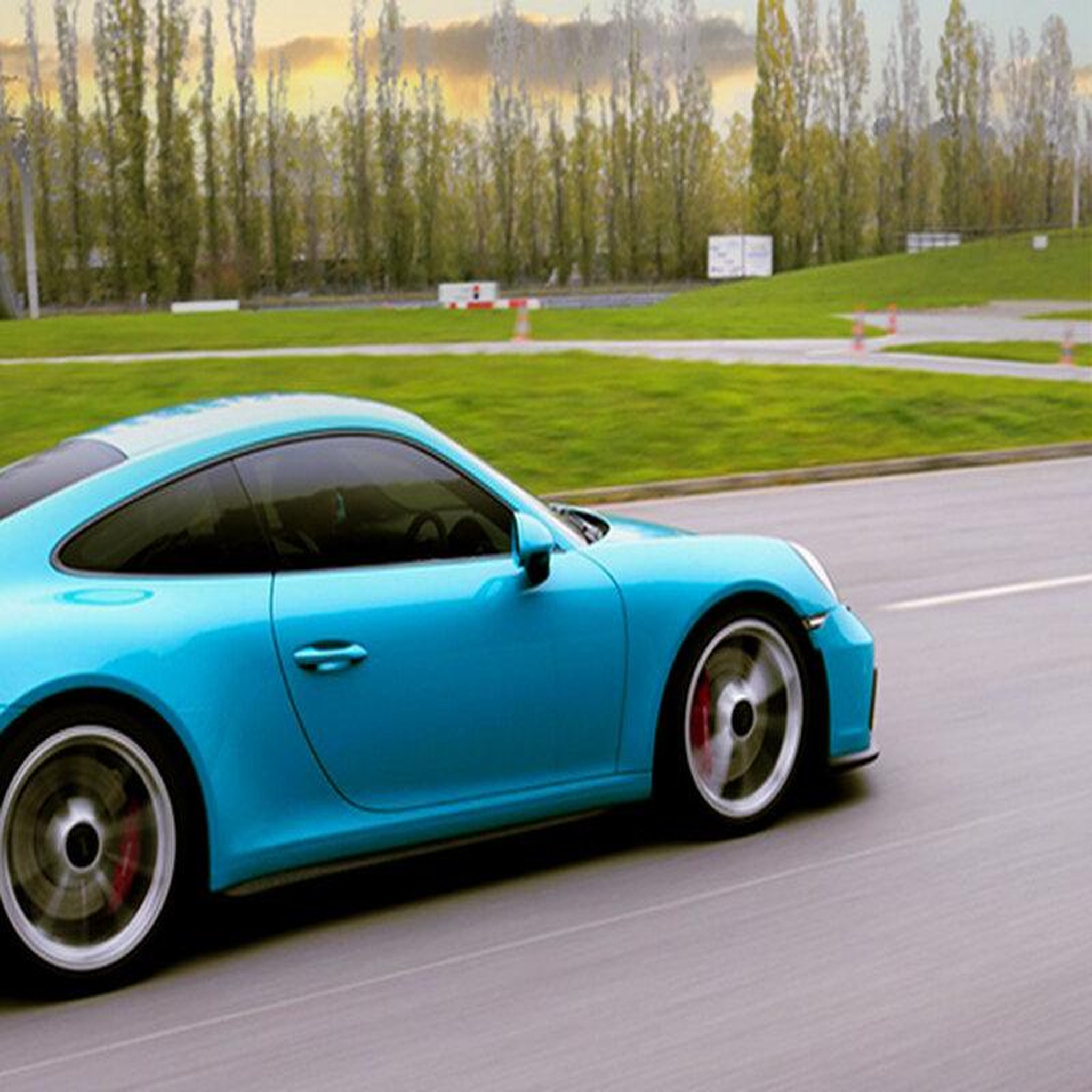 Voir la diapositive 4 : Smartbox Stage de pilotage : 5 tours sur le circuit de Pont-l'Évêque en Porsche 991 GT3 - Coffret Cadeau Sport & Aventure