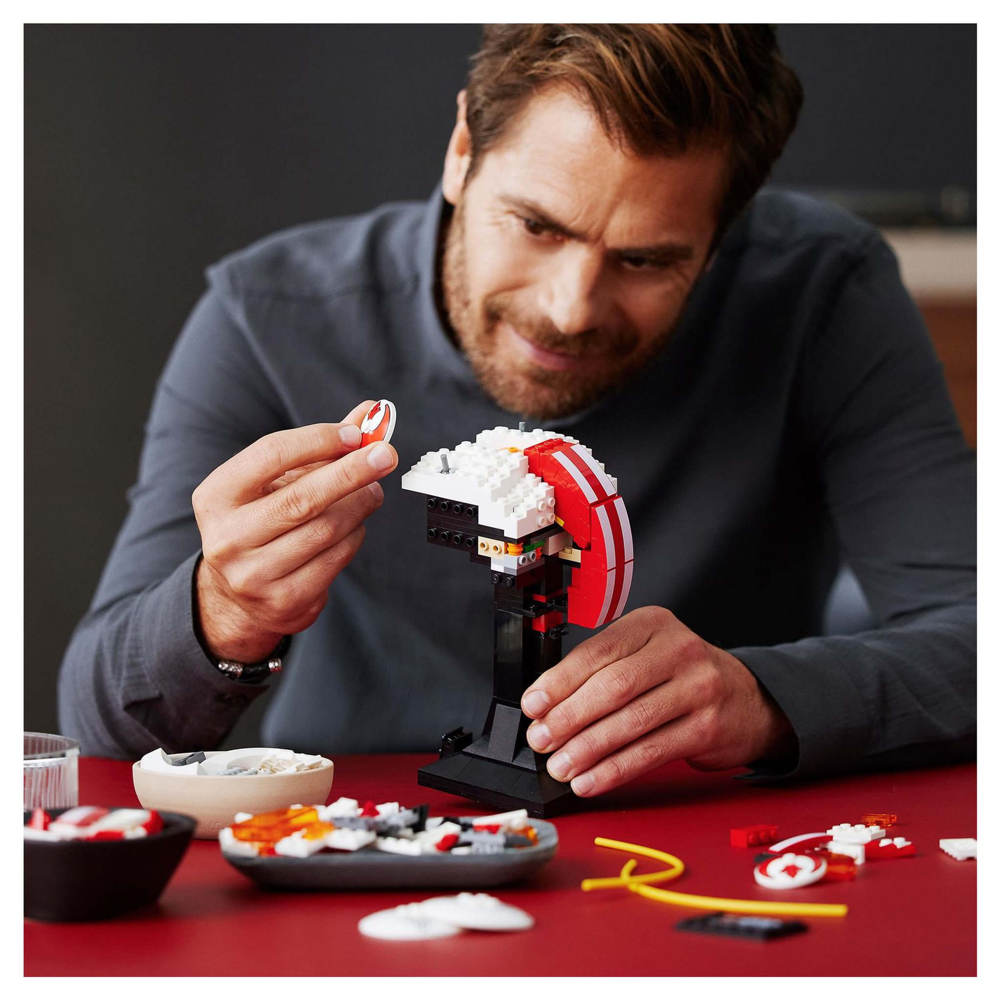 Voir la diapositive 6 : LEGO Star Wars 75327 Le Casque Red Five de Luke Skywalker, Modèle Réduit de Collection, Maquette à Construire, Décoration et Cadeau Pour Adultes