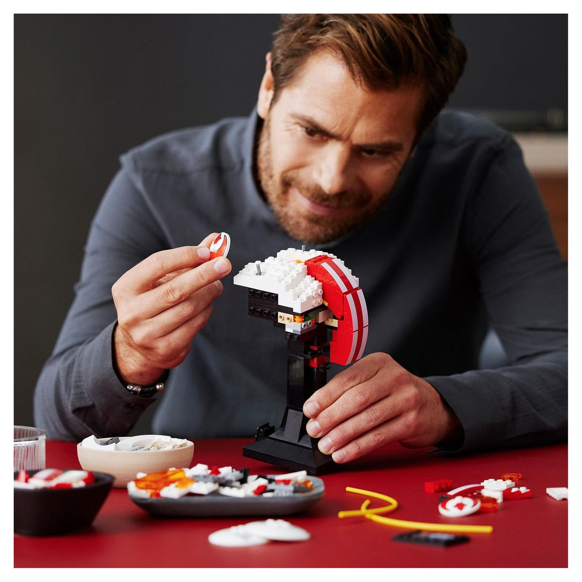 LEGO Star Wars 75327 Le Casque Red Five de Luke Skywalker, Modèle Réduit de Collection, Maquette à Construire, Décoration et Cadeau Pour Adultes