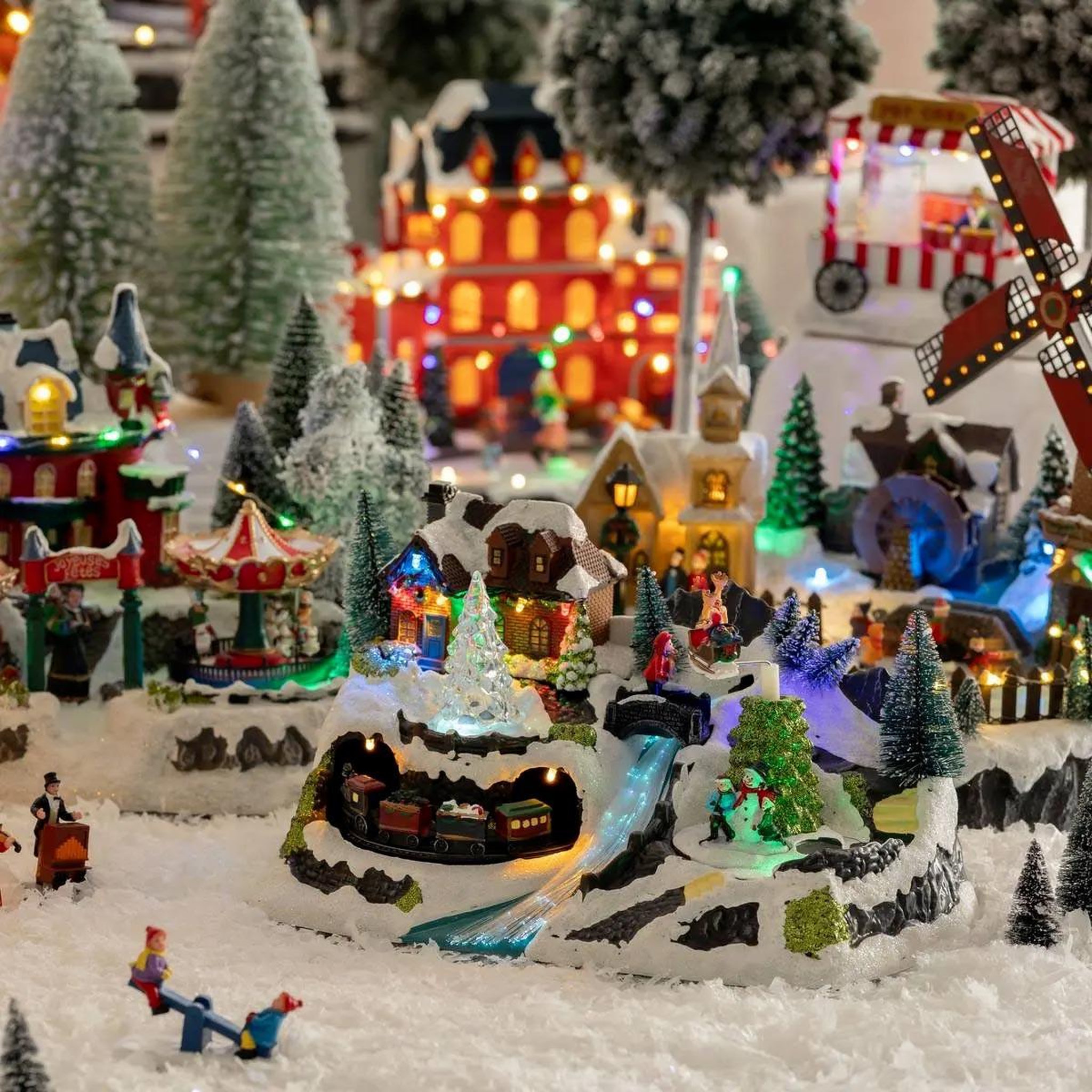 Voir la diapositive 2 : FEERIC LIGHT & CHRISTMAS Village de noël train  square  30cm multicolore
