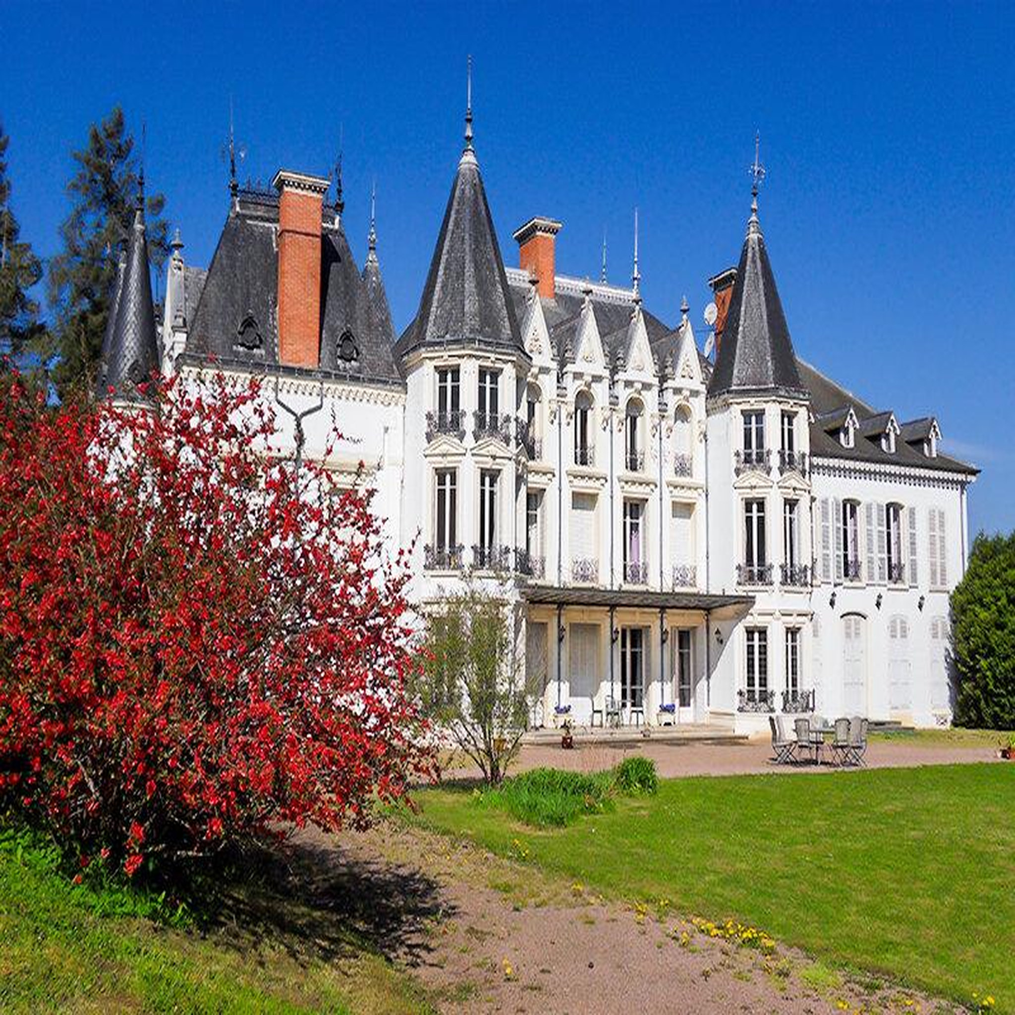 Voir la diapositive 4 : Smartbox Séjour romantique avec dîner dans un château près de roanne - coffret cadeau séjour
