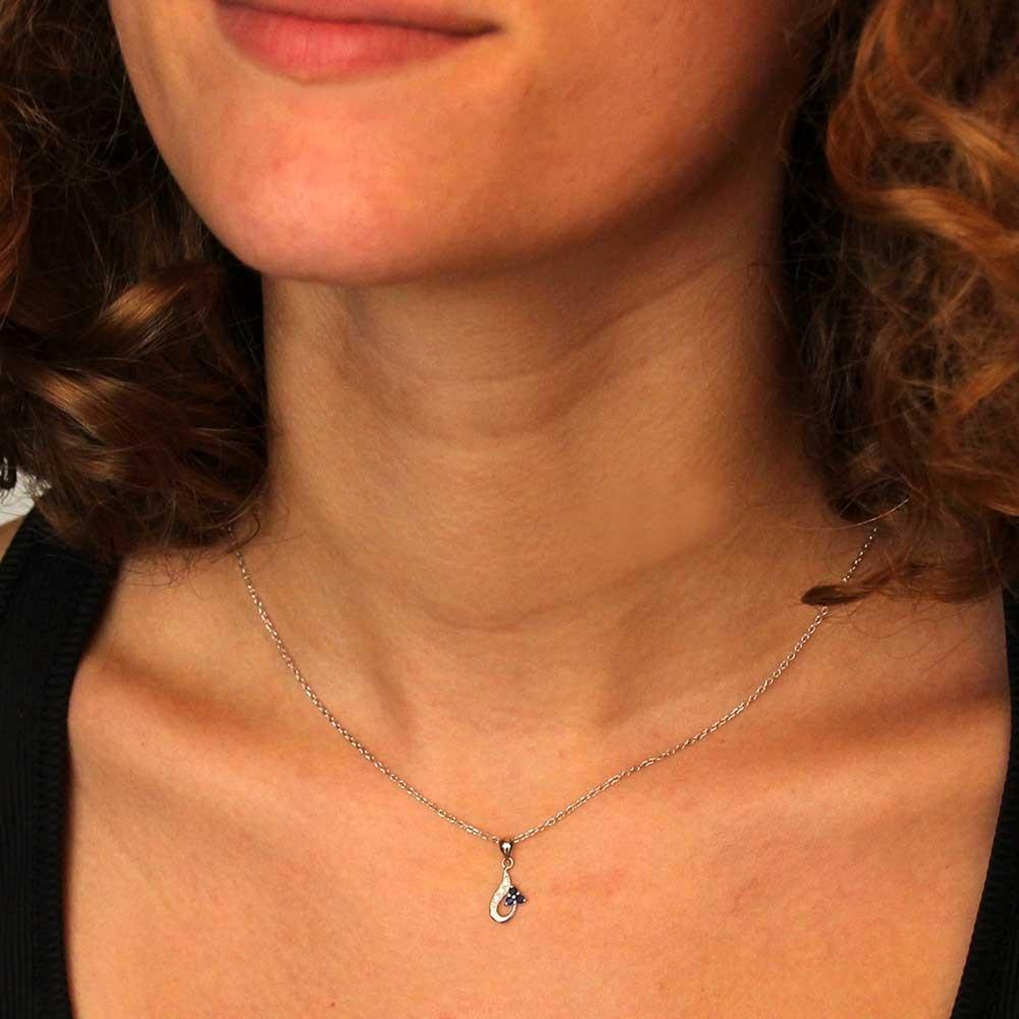 Voir la diapositive 2 : L'ATELIER D'AZUR Collier - Pendentif Or Blanc, Saphirs Bleus et Zirconiums - Chaine Argentée - Femme