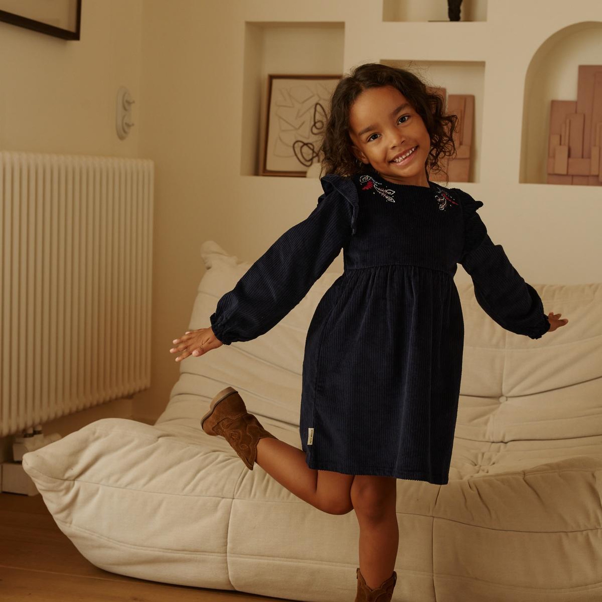 Voir la diapositive 4 : PETIT BEGUIN Robe enfant en velours côtelé Ilana