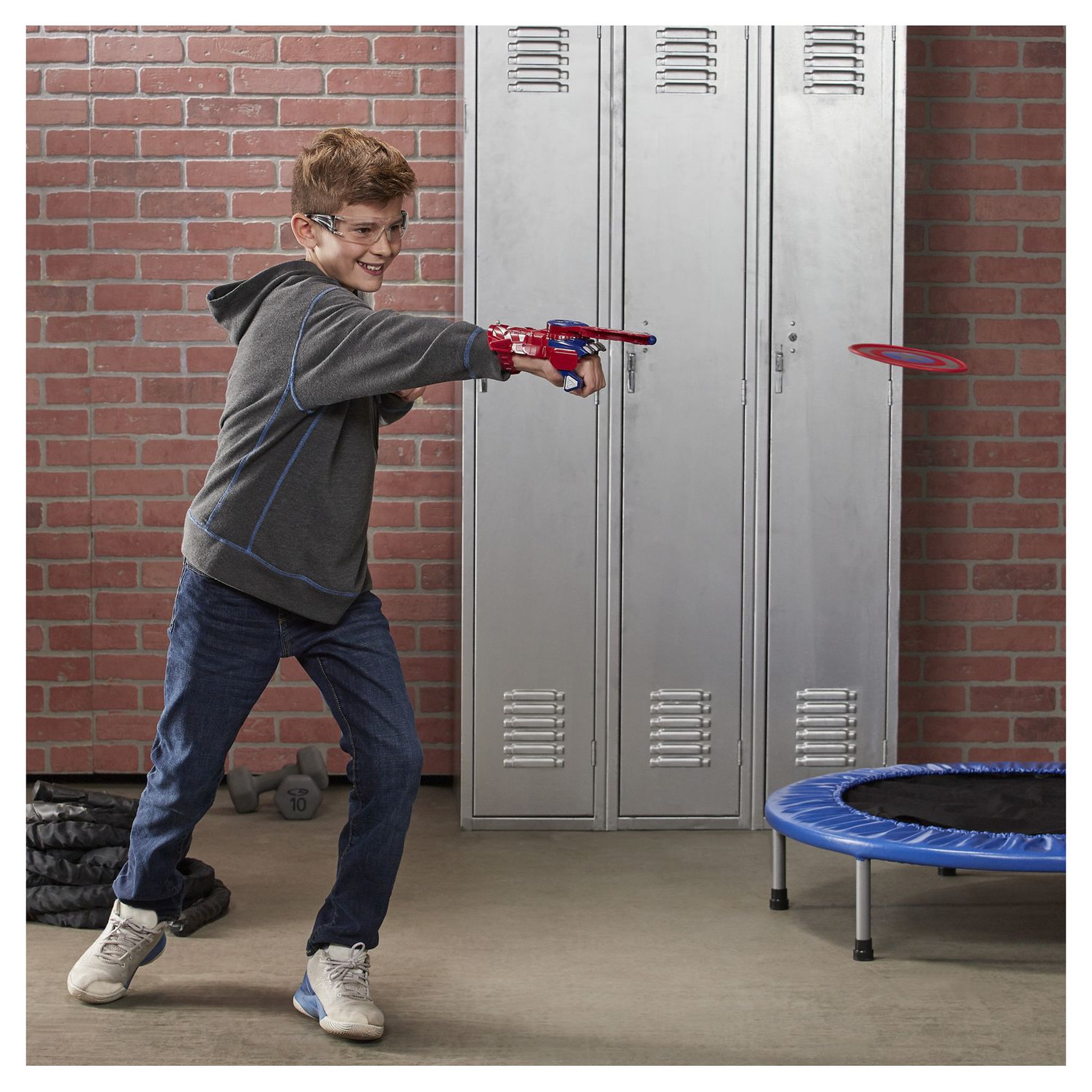 Voir la diapositive 5 : HASBRO Gant lanceur de bouclier Captain America Nerf