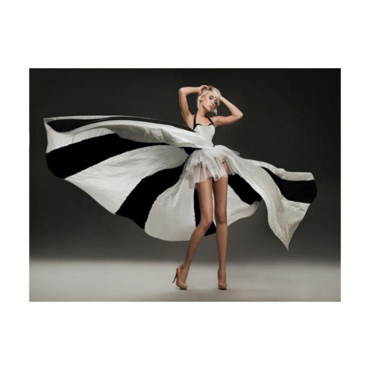 Paris Prix Papier Peint  Belle Femme Blonde à la Robe Merveilleuse