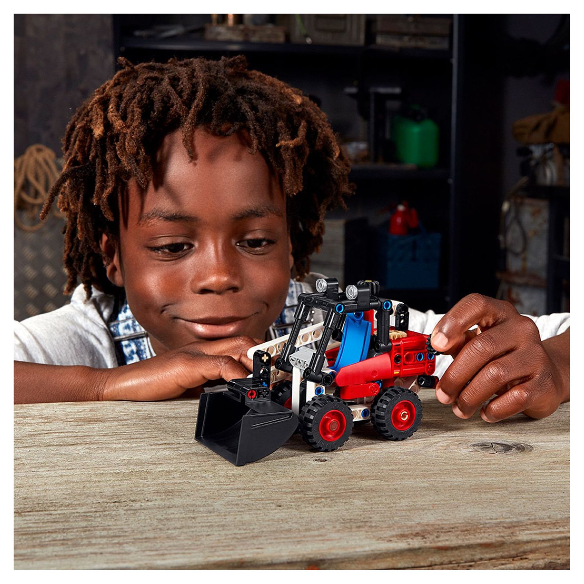 Voir la diapositive 7 : LEGO Technic 42116 - Chargeuse compacte 