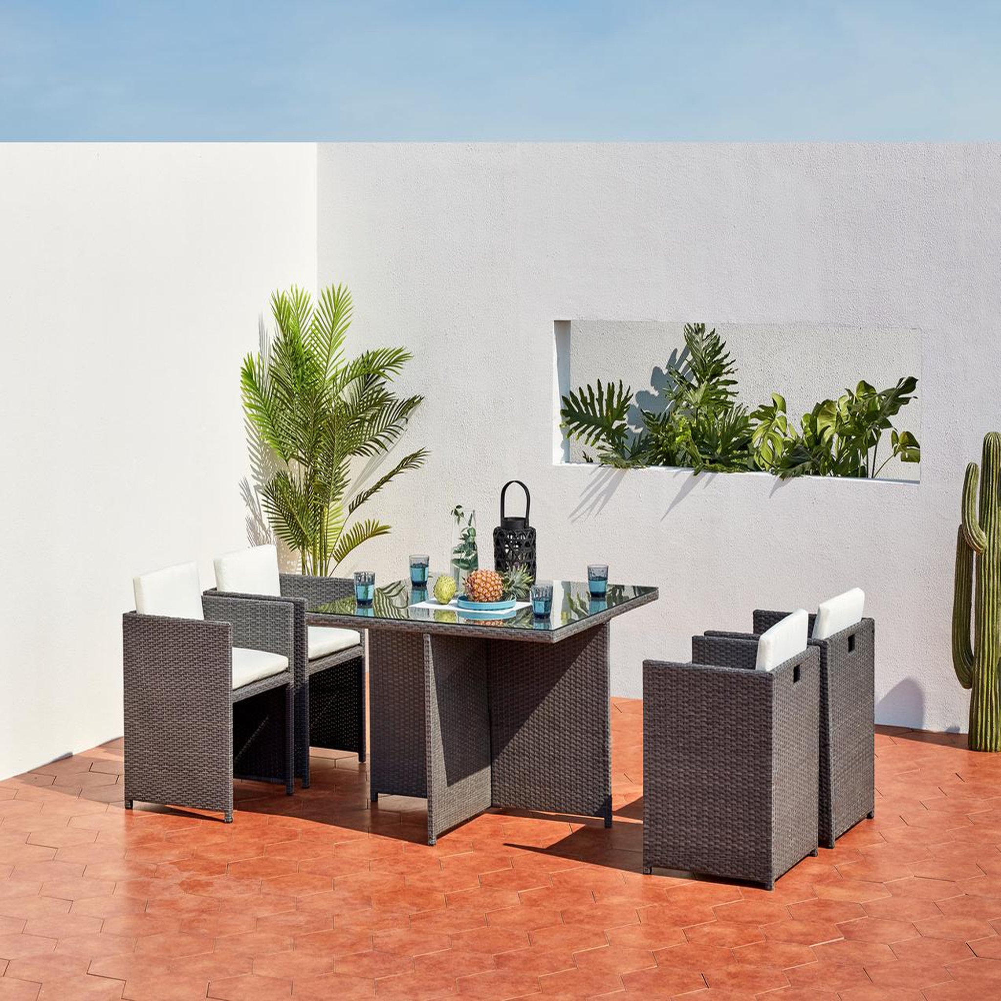 Voir la diapositive 5 : CONCEPT USINE Table et chaises 4 places encastrables en résine gris-blanc miami