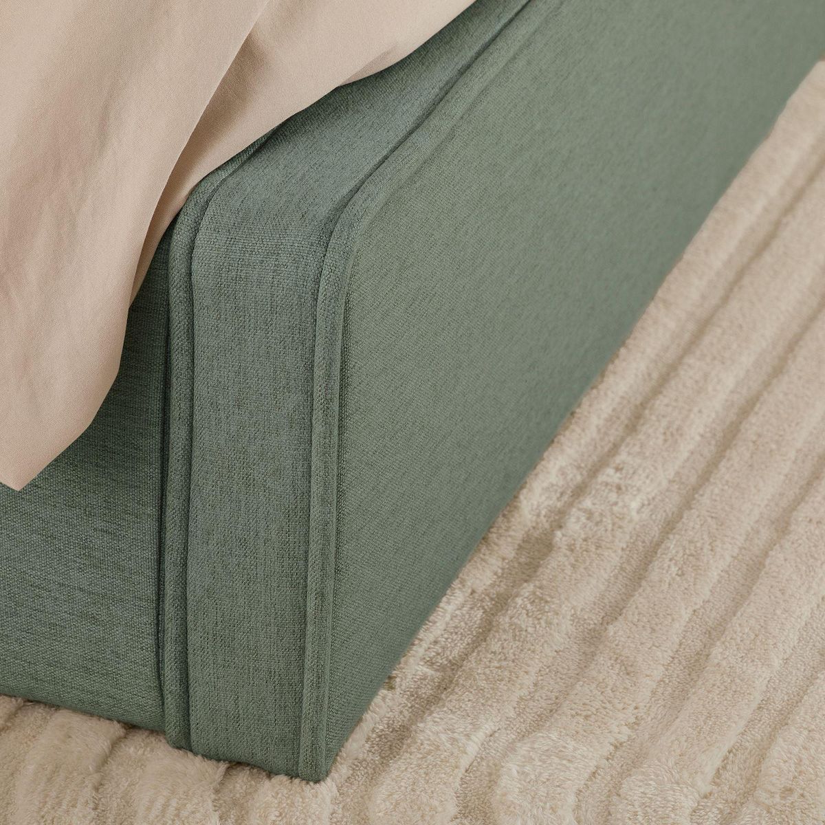 IDIMEX Lit double BELARTI 140 x 190 cm, revêtement en tissu