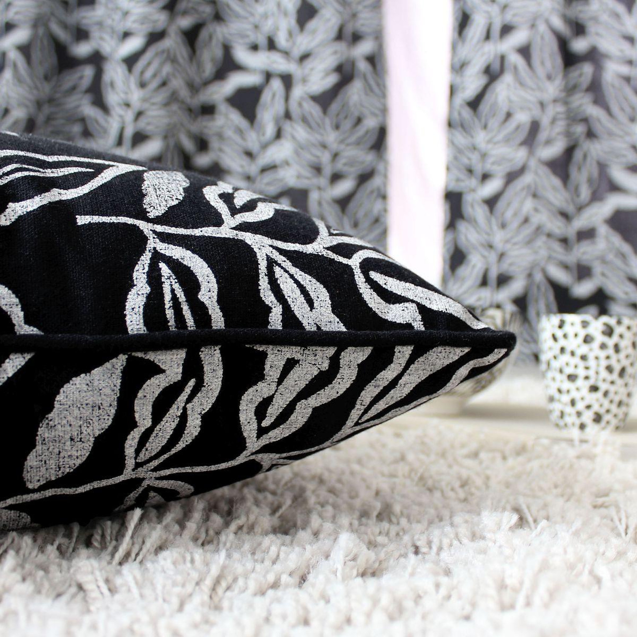 Voir la diapositive 2 : ENJOY HOME Coussin déco à motifs  lodge  40x40cm noir & blanc