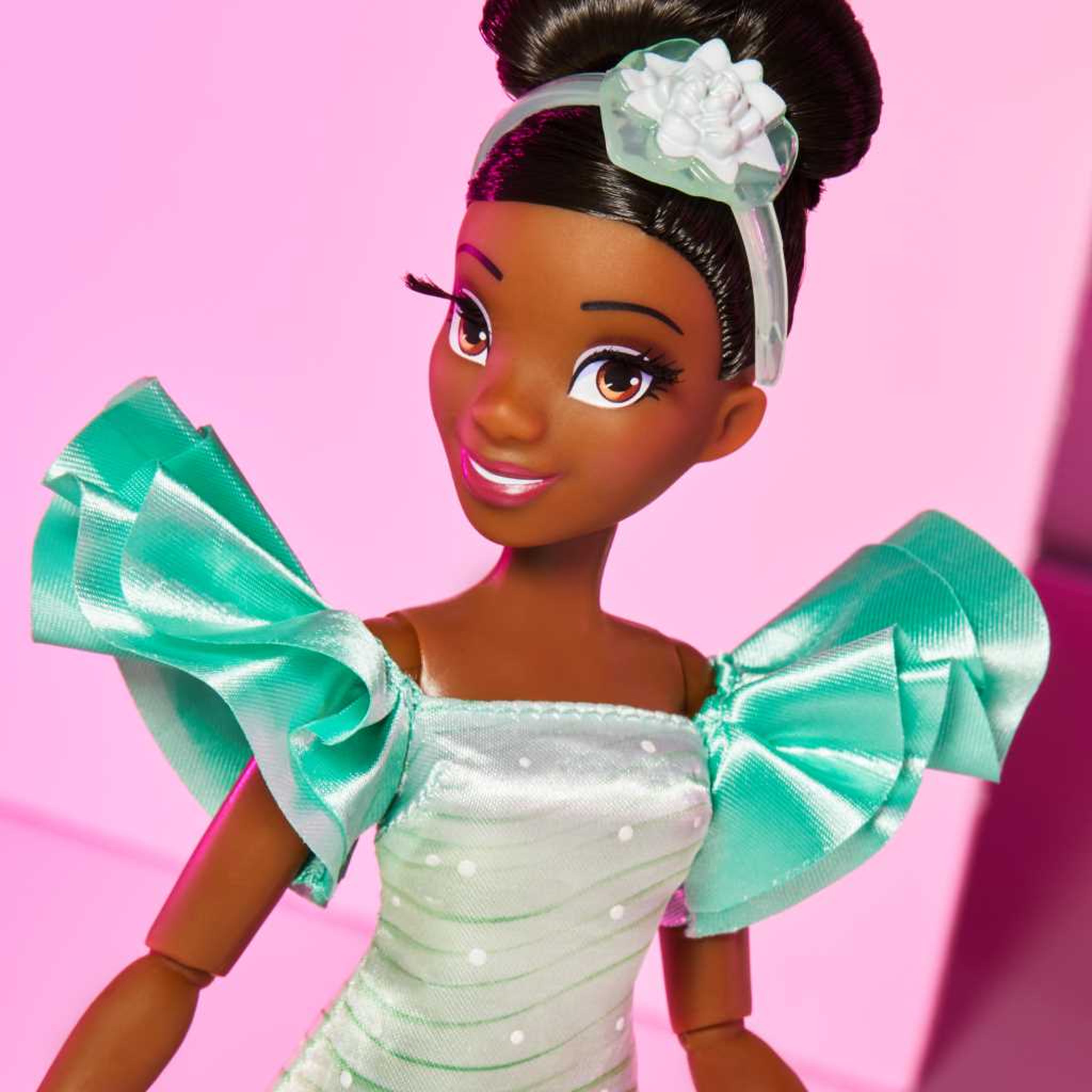 Voir la diapositive 3 : HASBRO Poupée Tiana 30 cm Princesse Disney Style series