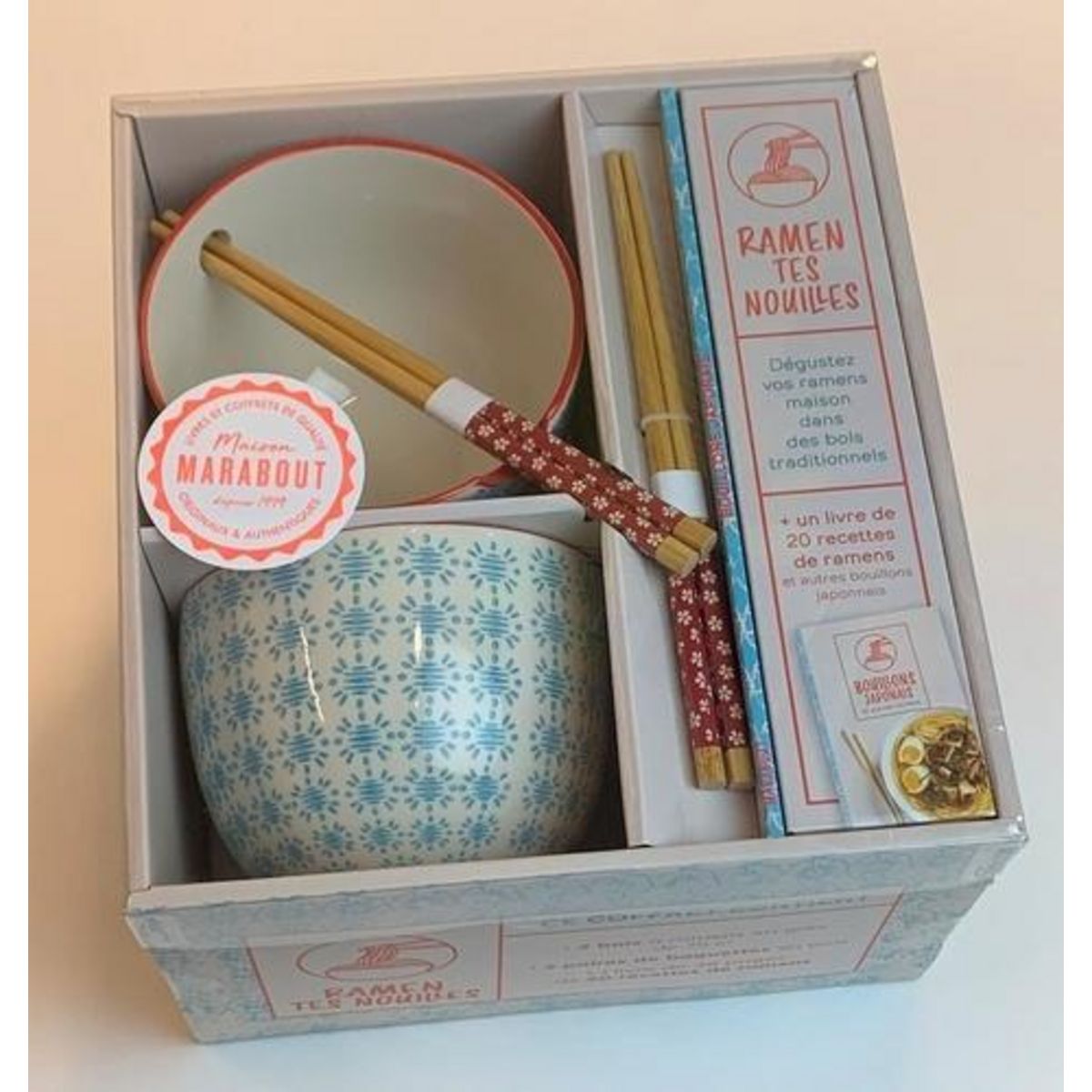 RAMEN TES NOUILLES. COFFRET AVEC 2 BOLS A RAMENS, 2 PAIRES DE BAGUETTES, 1 LIVRE DE RECETTES, Harada Sachiyo
