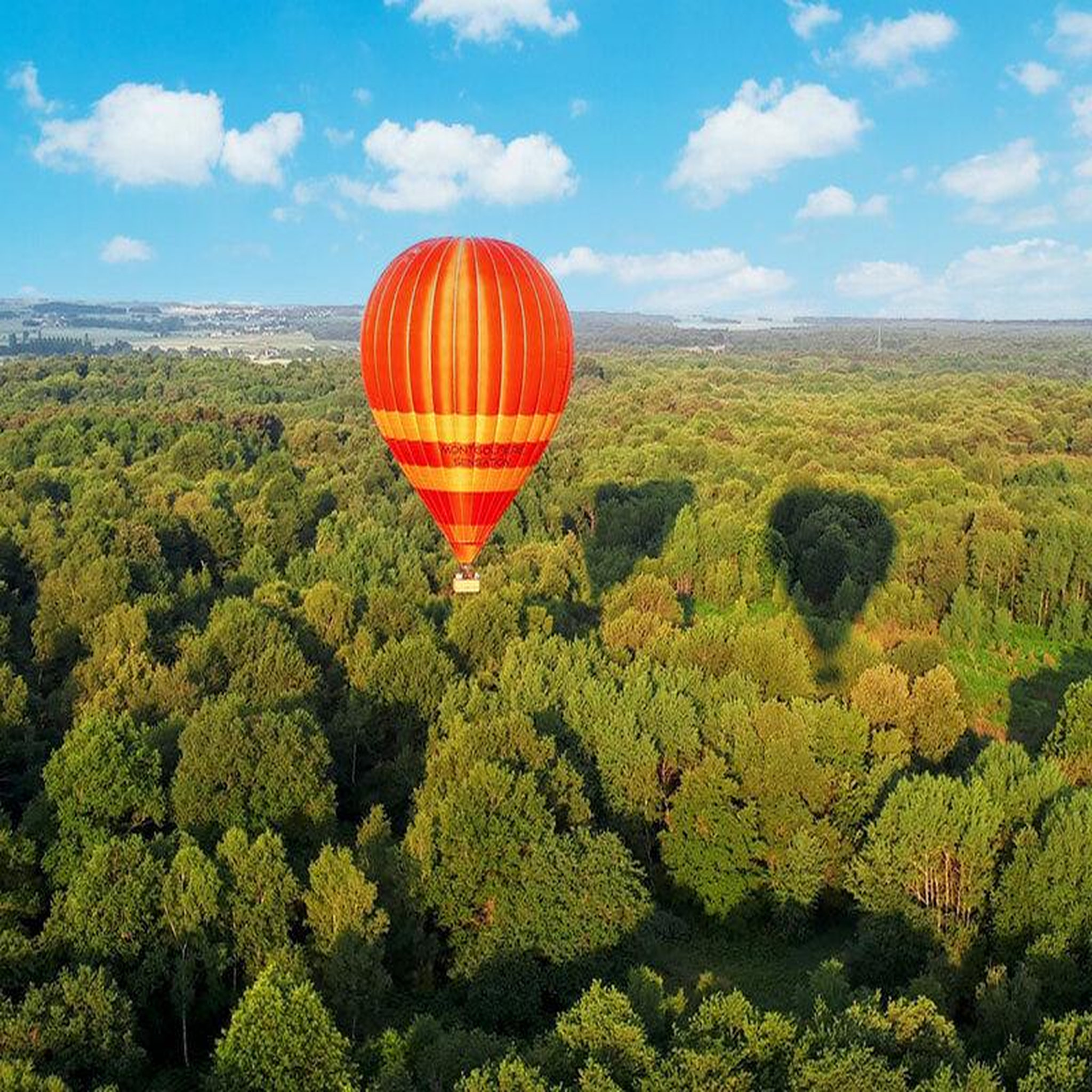 Voir la diapositive 3 : Smartbox Vol en montgolfière au-dessus du marais poitevin avec visite en barque en semaine pour 2 personnes - coffret cadeau sport & aventure