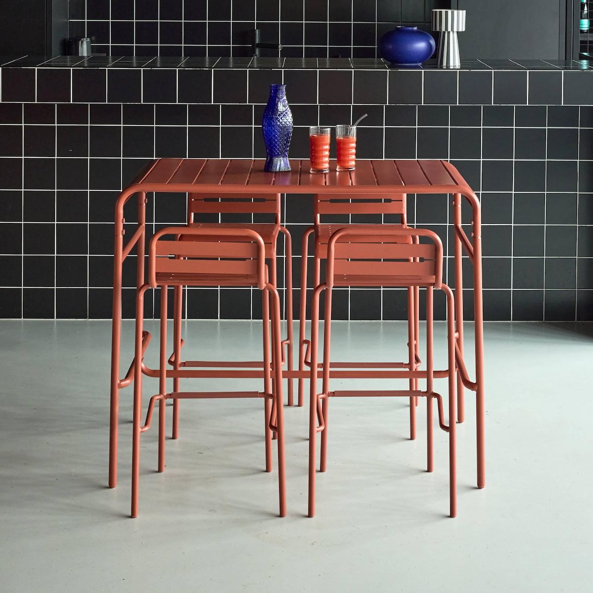 SWEEEK Table haute de jardin AMELIA, 4 chaises hautes en acier, 120 x 70cm x 95cm