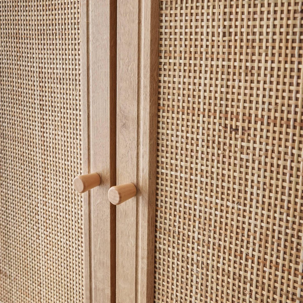 SWEEEK Armoire cannage et décor bois 2 portes avec étagère et tringle - Hauteur 179.5cm