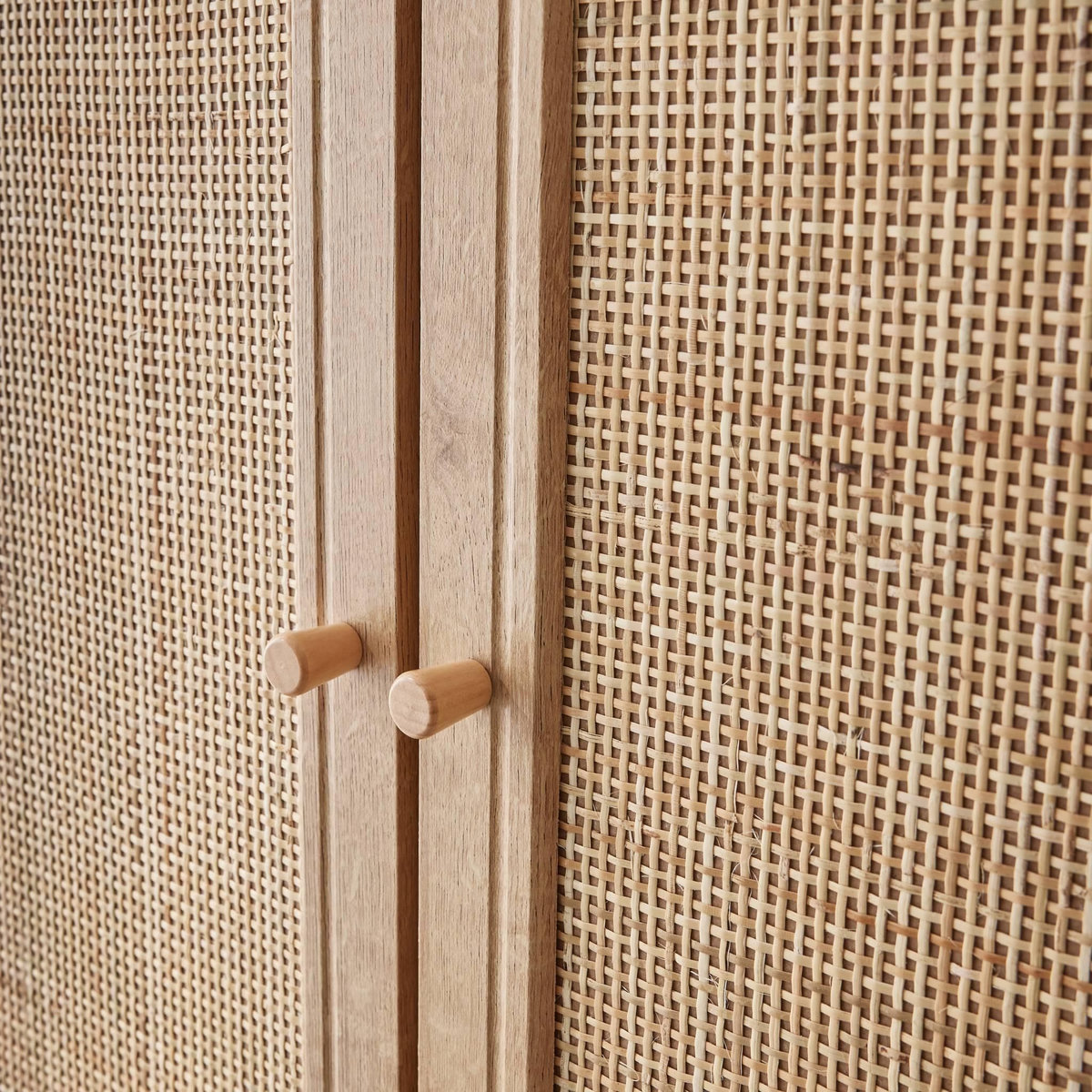 SWEEEK Armoire cannage et décor bois 2 portes avec étagère et tringle - Hauteur 179.5cm