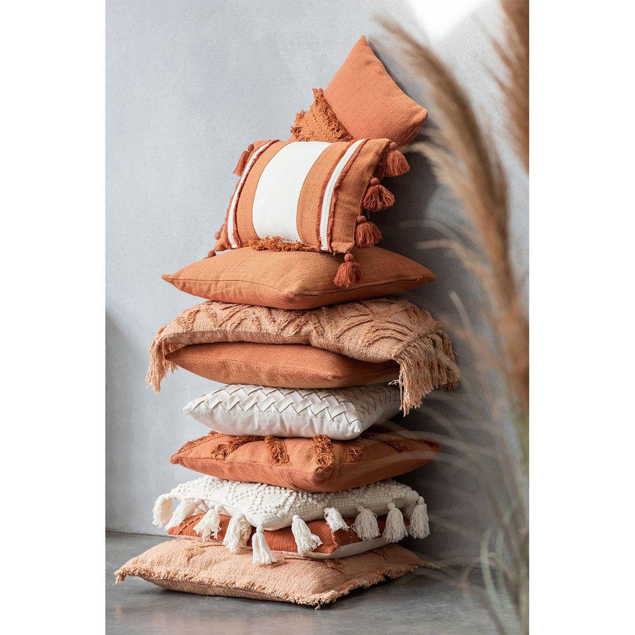 Voir la diapositive 4 : J-LINE Coussin déco pompons  amalia  40x78cm corail