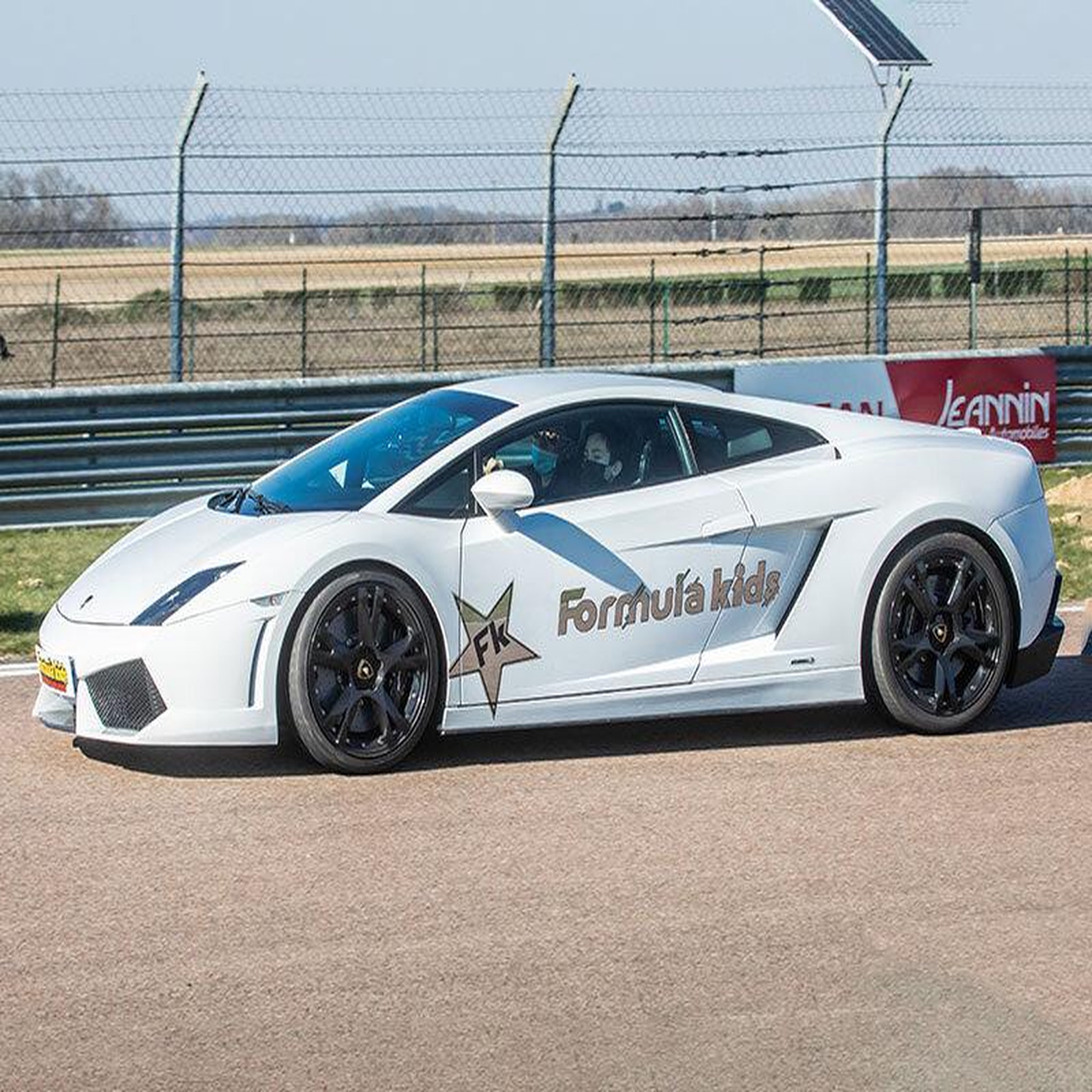 Voir la diapositive 3 : Smartbox Stage pilotage enfant : 8 ou 10 tours de circuit au volant d'une Lamborghini Gallardo - Coffret Cadeau Sport & Aventure