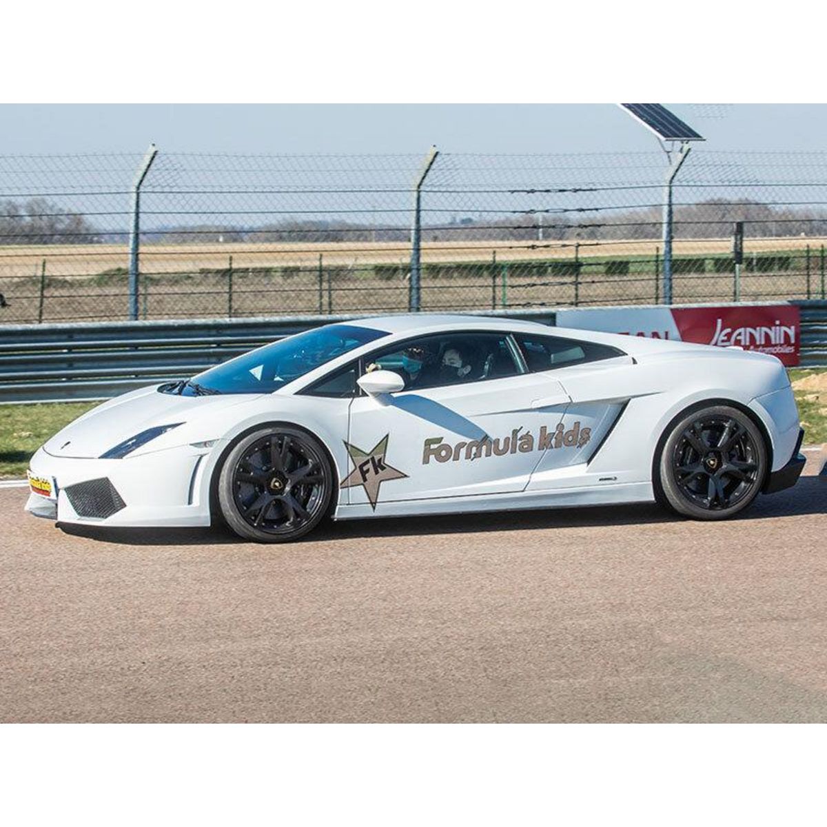 Smartbox Stage pilotage enfant : 8 ou 10 tours de circuit au volant d'une Lamborghini Gallardo - Coffret Cadeau Sport & Aventure
