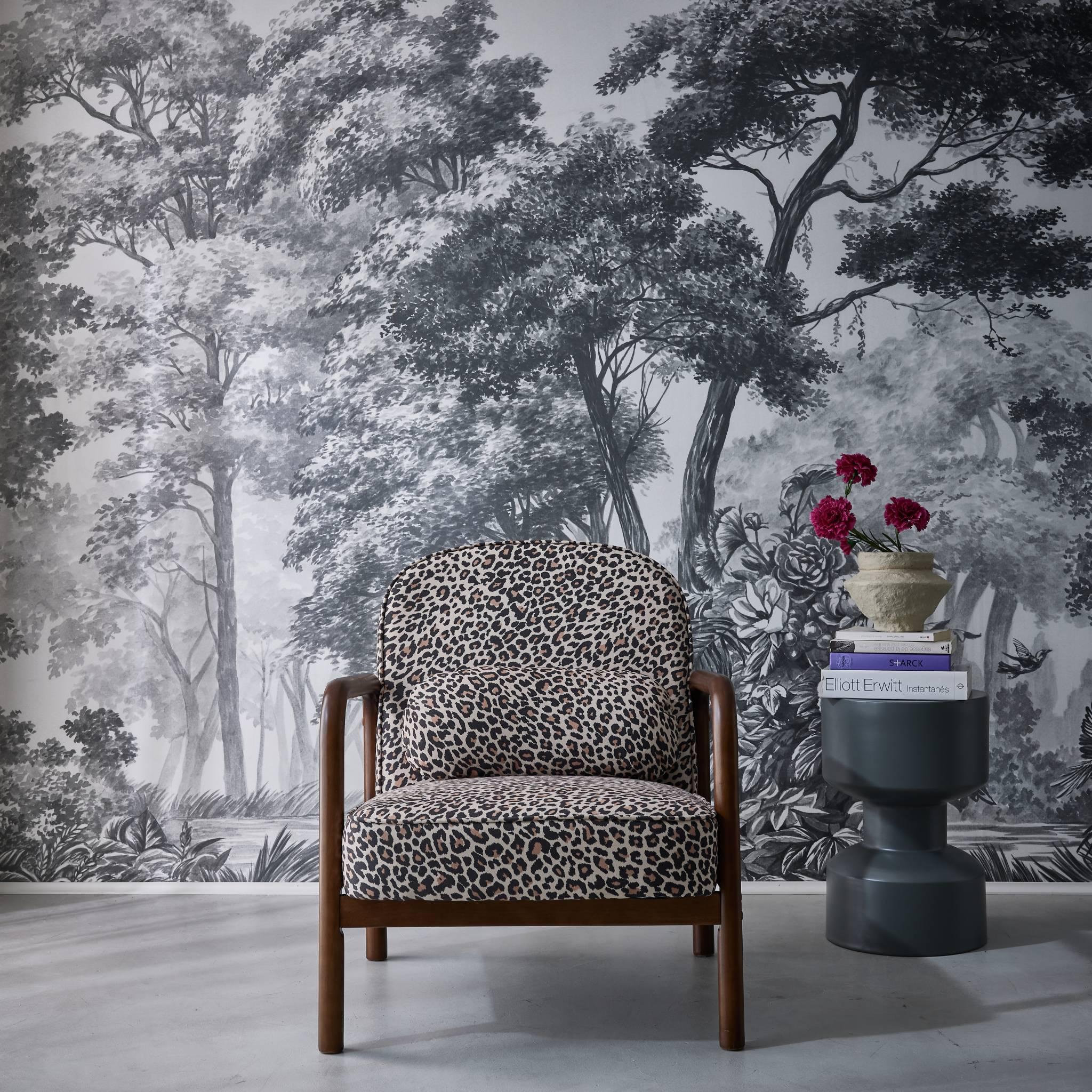 Voir la diapositive 6 : SWEEEK Fauteuil scandinave arrondi bois d'hévéa et imprimé léopard