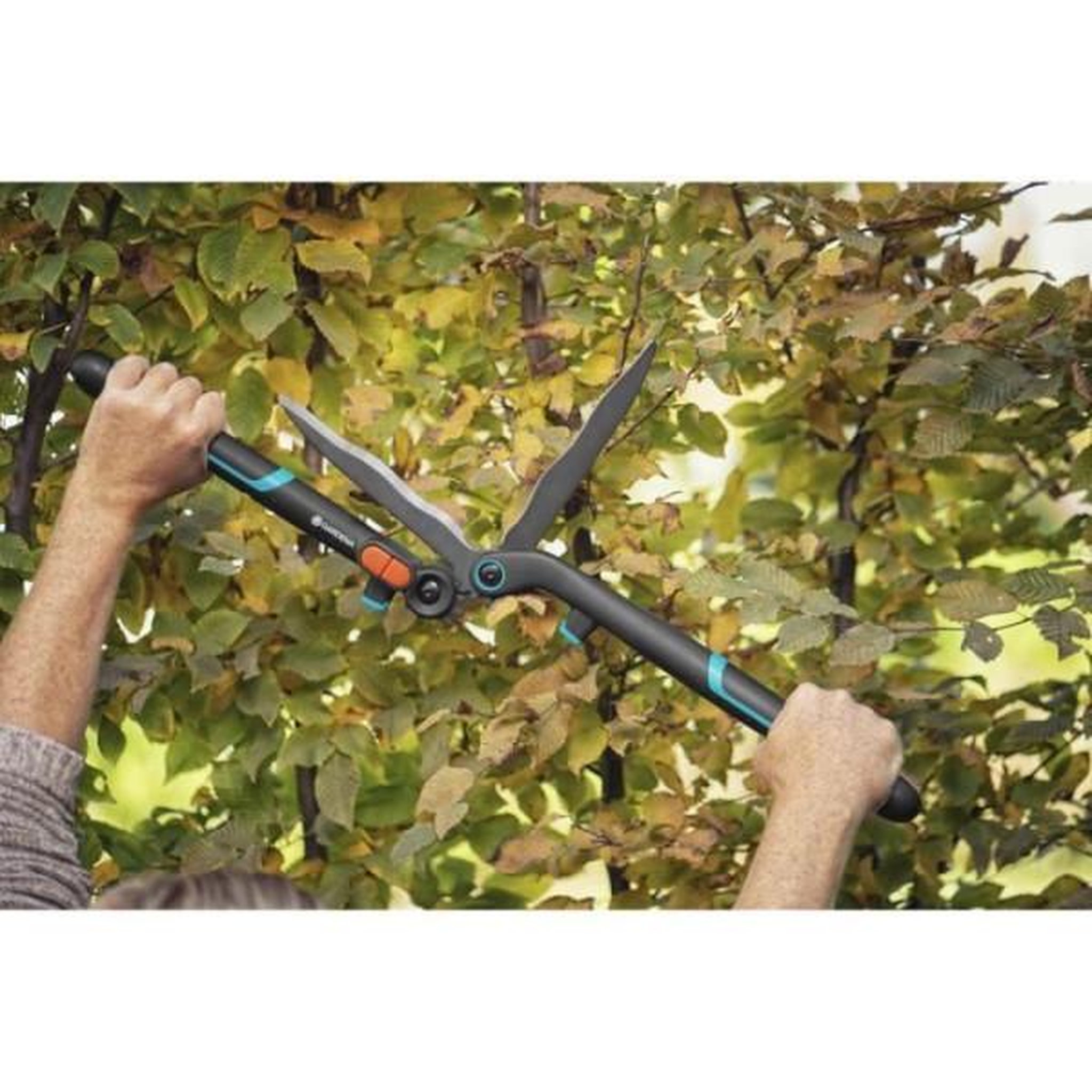 Voir la diapositive 3 : Gardena Gardena cisaille a haies 2en1 energycut –lames ondulées –revetement anti-adhérence – double crémaillere – garantie 25