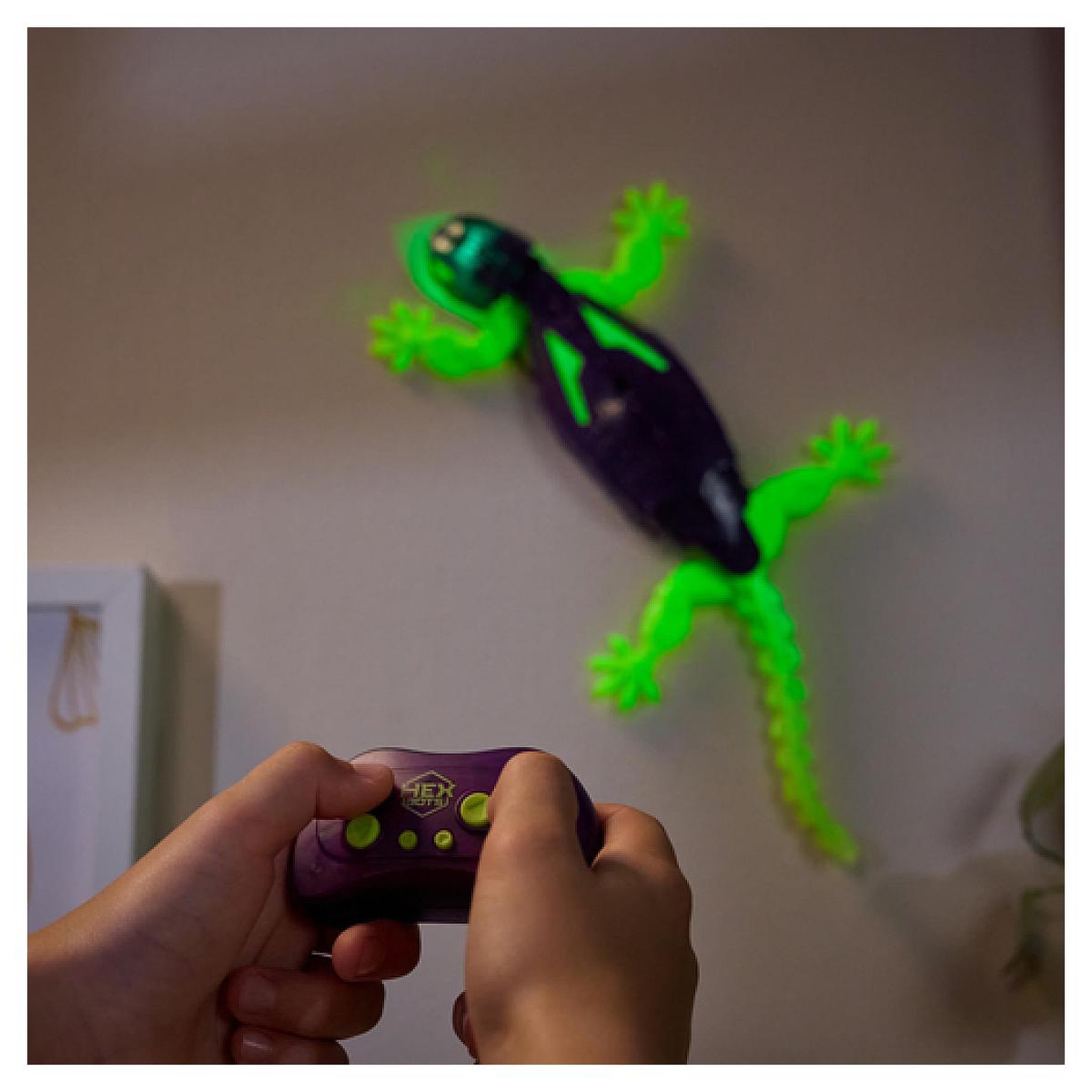 Voir la diapositive 5 : SpinMaster Gecko Radiocommande - brille dans le noir - Hex Bots