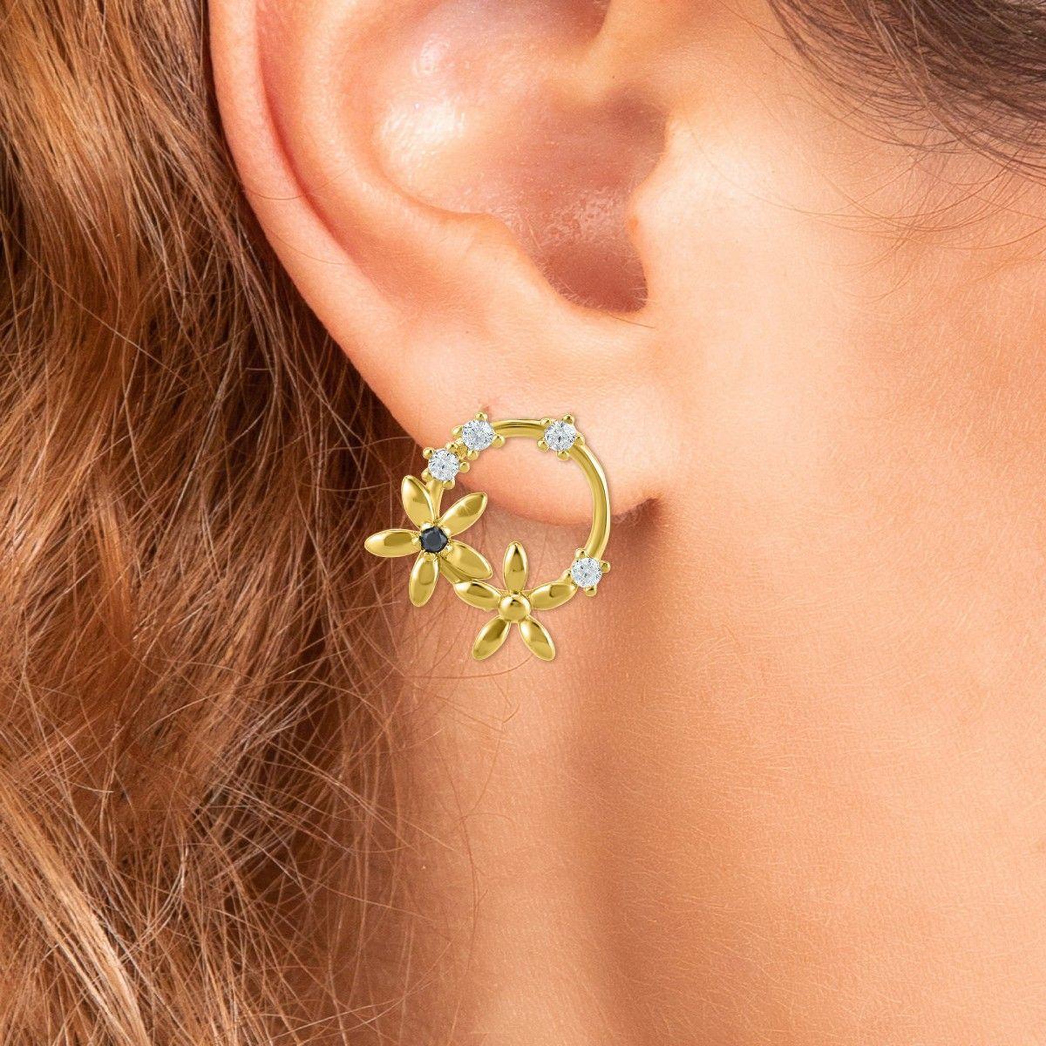 Voir la diapositive 2 : SC BOHEME Boucles d'oreilles fleurs par SC Bohème ornées de deux véritables diamants noirs